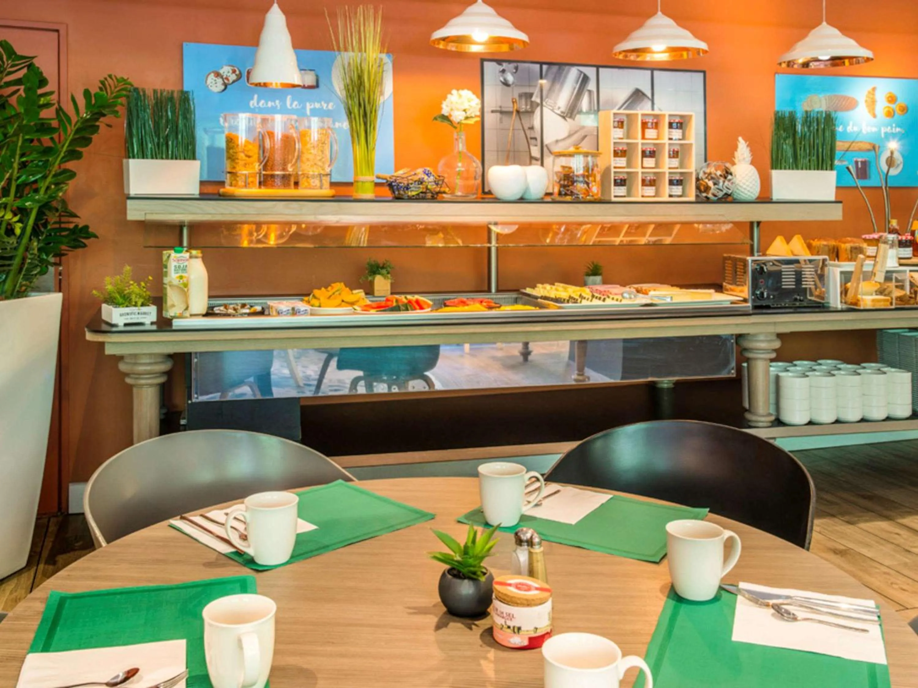 Restaurant/places to eat in Novotel Marseille Centre Prado Vélodrome