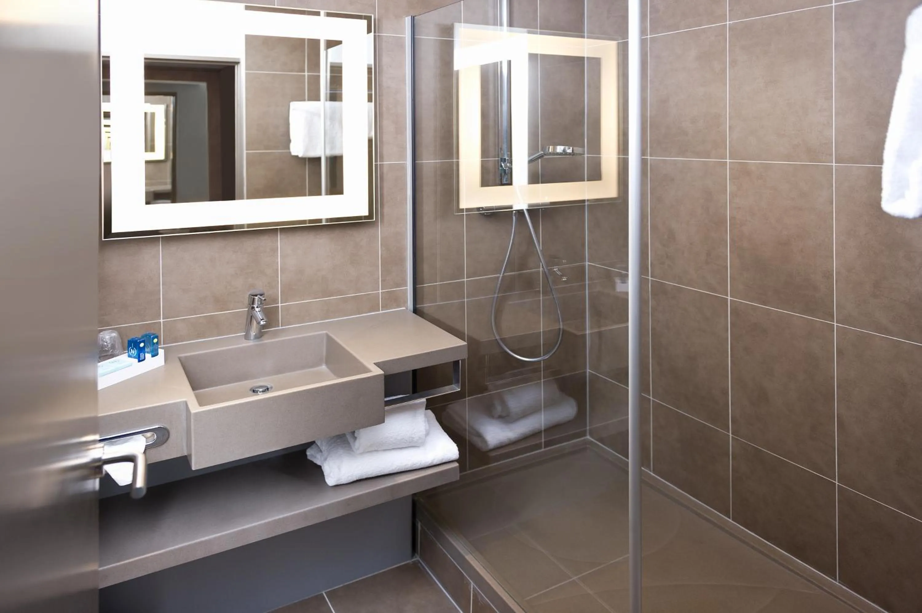 Shower in Novotel Marseille Centre Prado Vélodrome