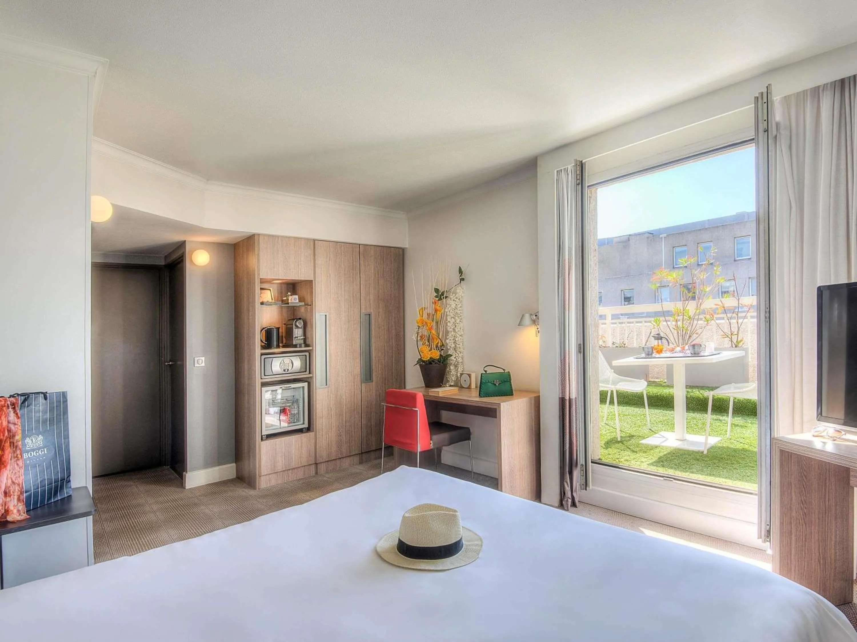 Property building, Bed in Novotel Marseille Centre Prado Vélodrome