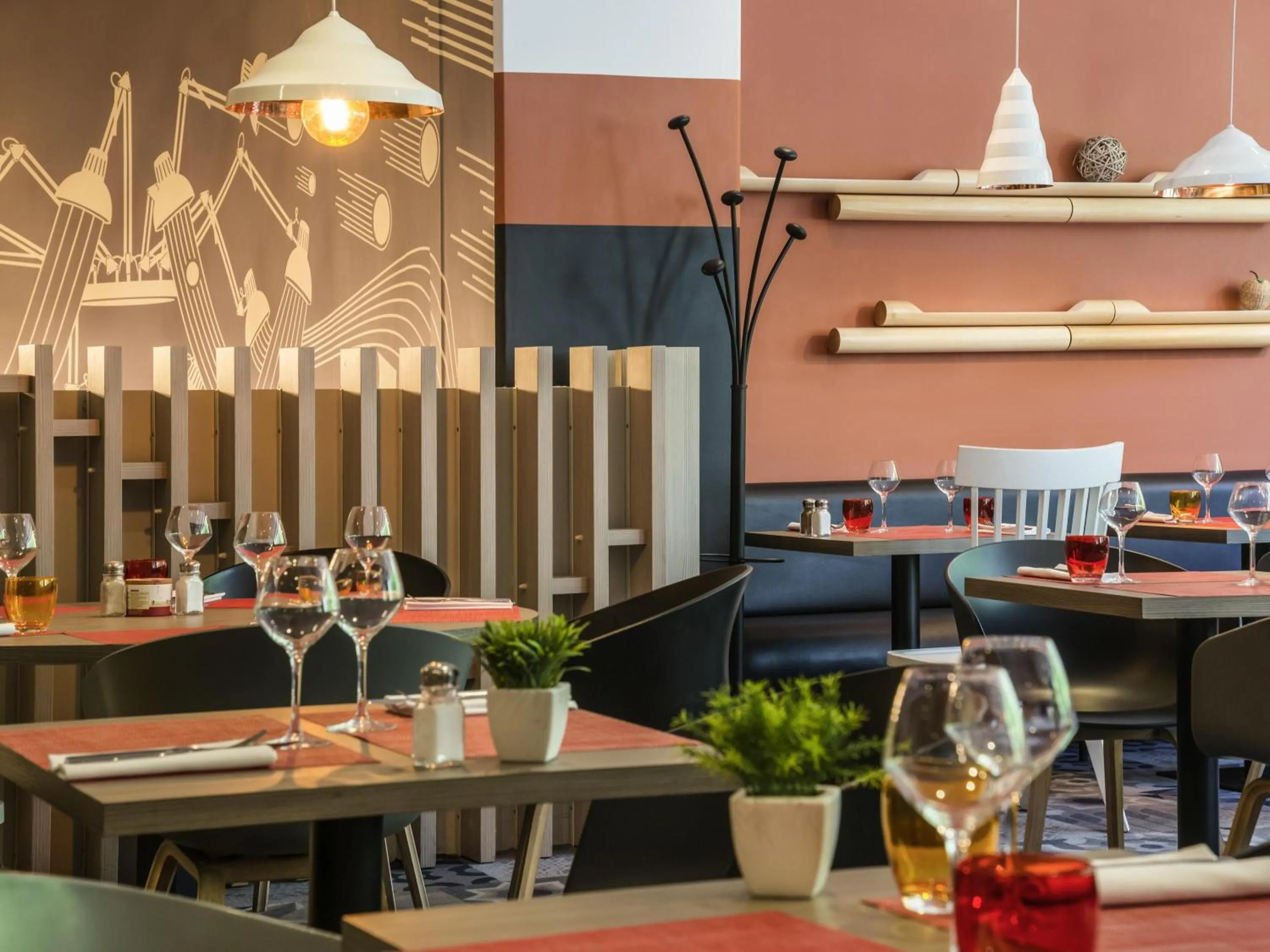 Restaurant/places to eat in Novotel Marseille Centre Prado Vélodrome