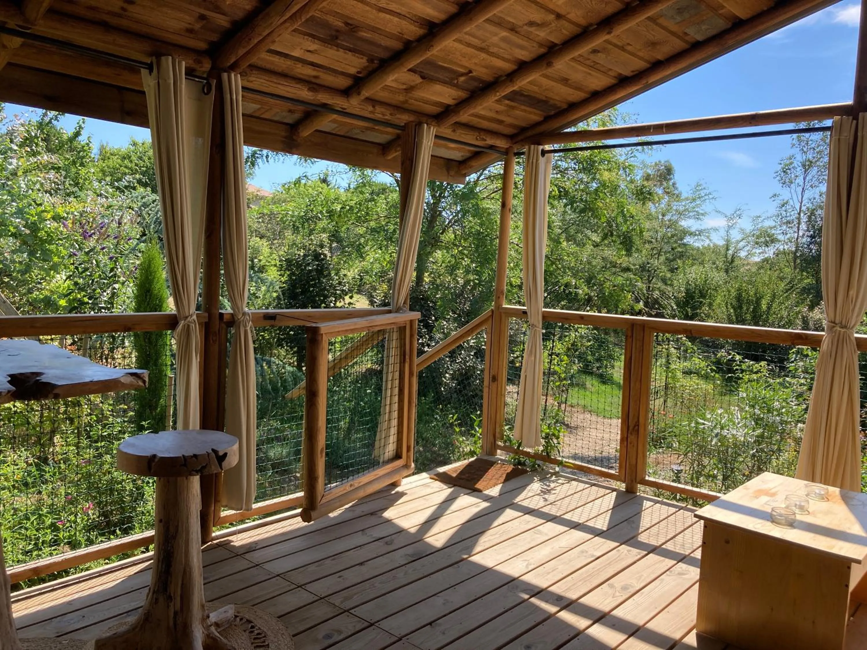 Balcony/Terrace in Cabanes Trésors de Campagne,spas privatifs