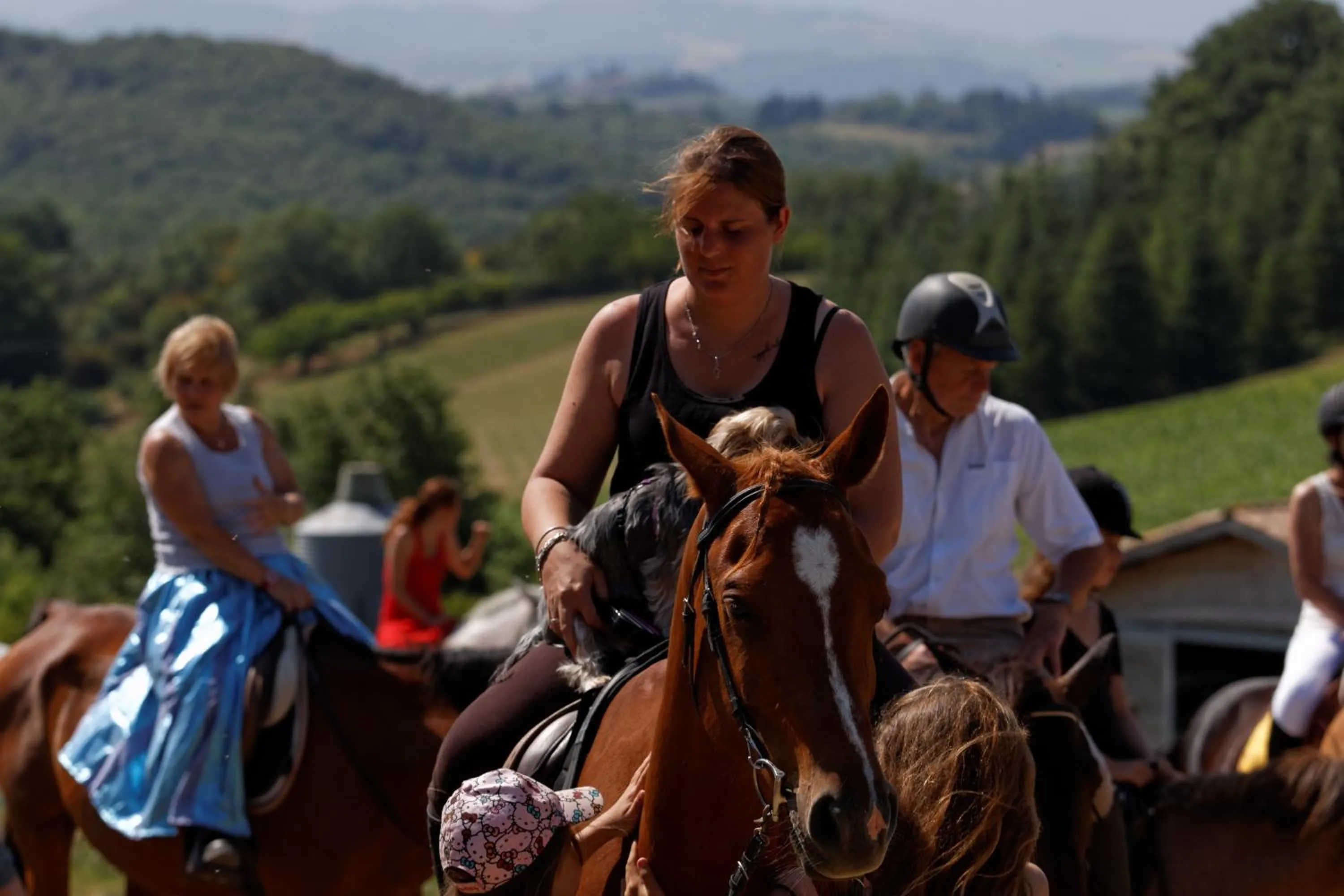 People in Cabanes Trésors de Campagne,spas privatifs