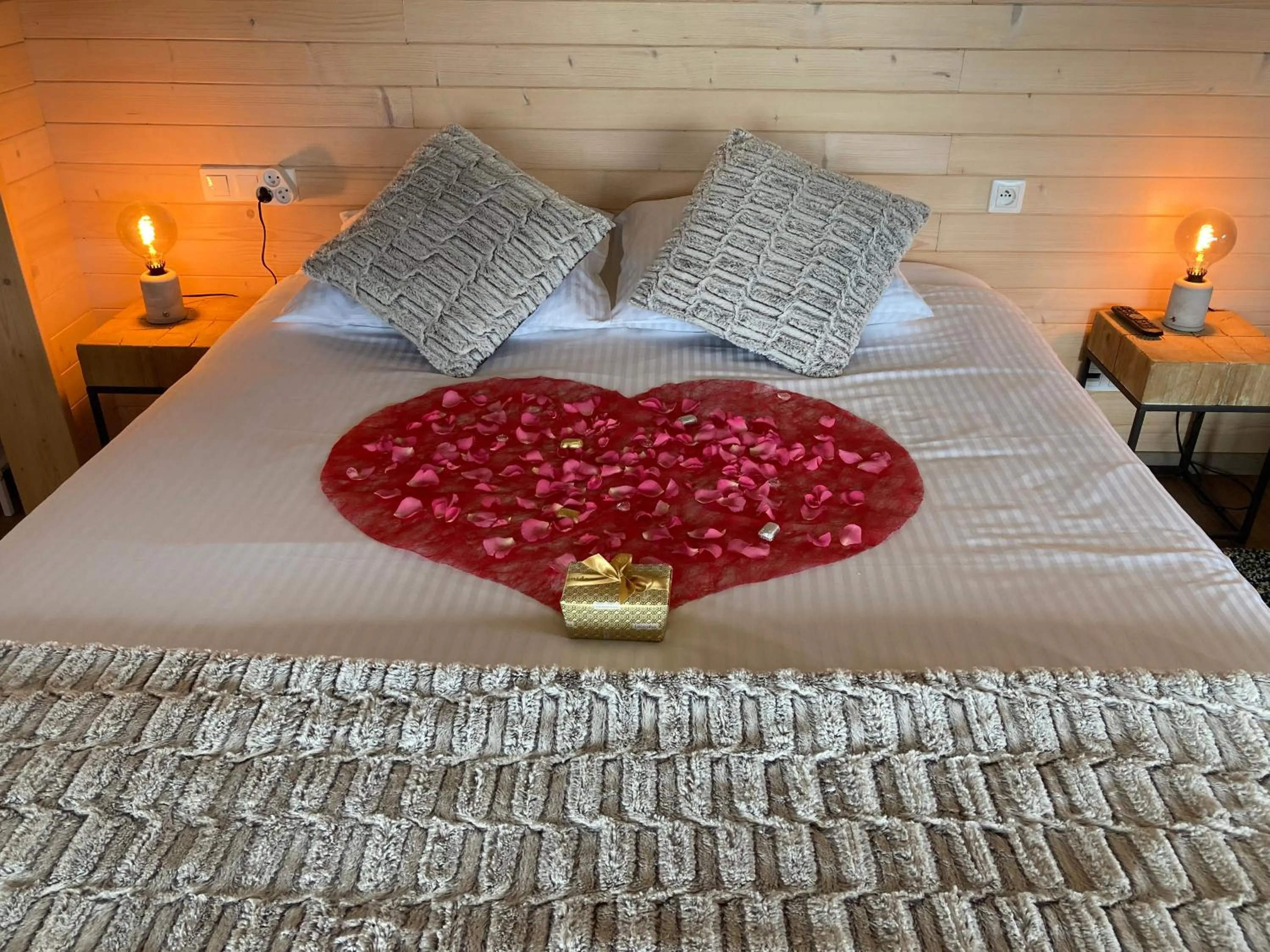 Decorative detail, Bed in Cabanes Trésors de Campagne,spas privatifs