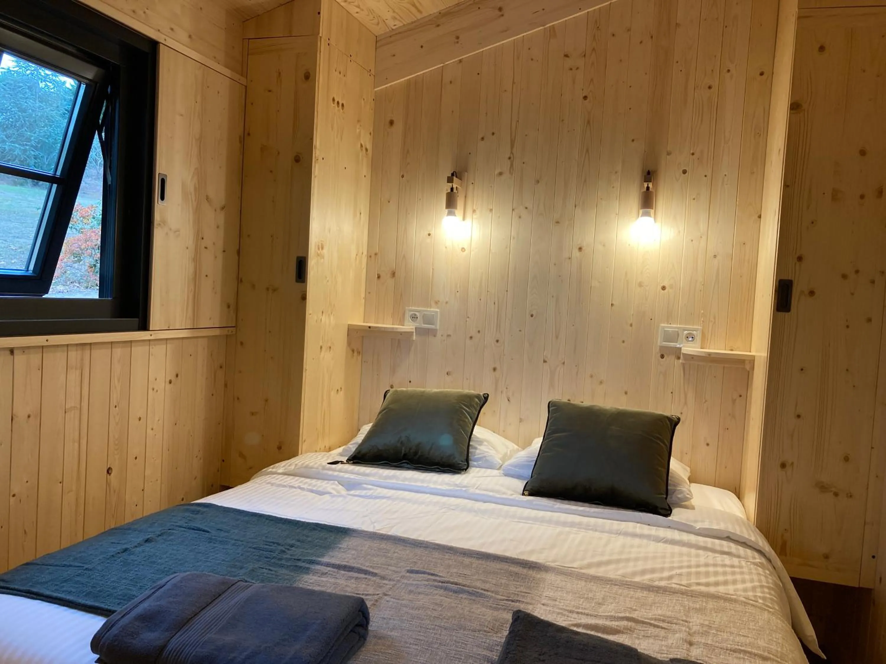 Photo of the whole room, Bed in Cabanes Trésors de Campagne,spas privatifs