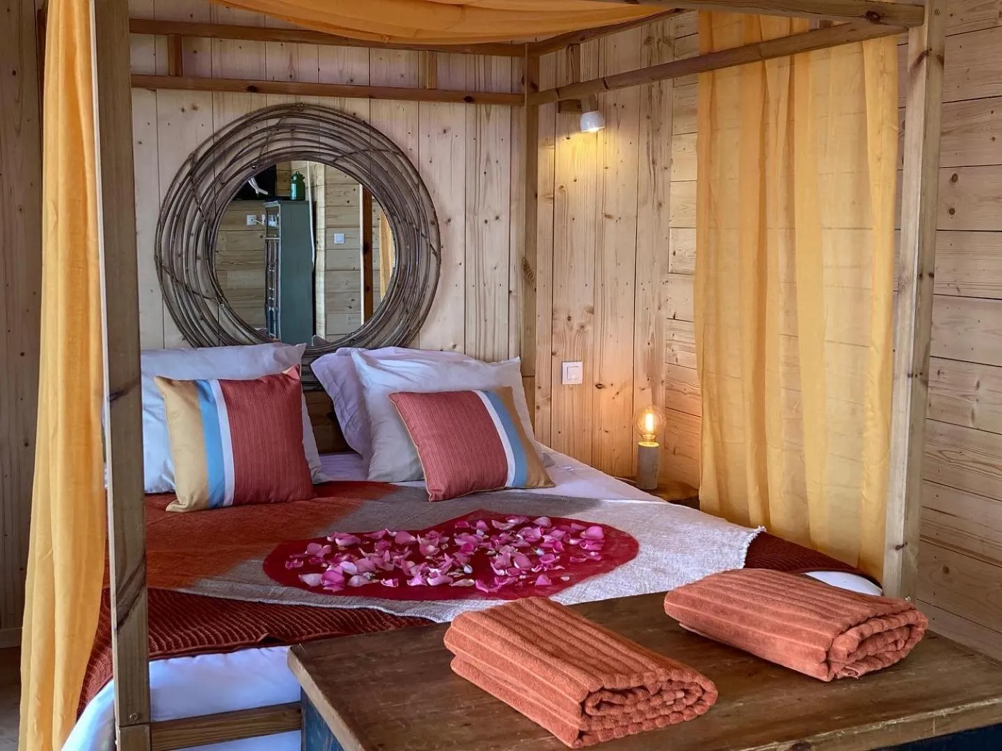 Bed in Cabanes Trésors de Campagne,spas privatifs