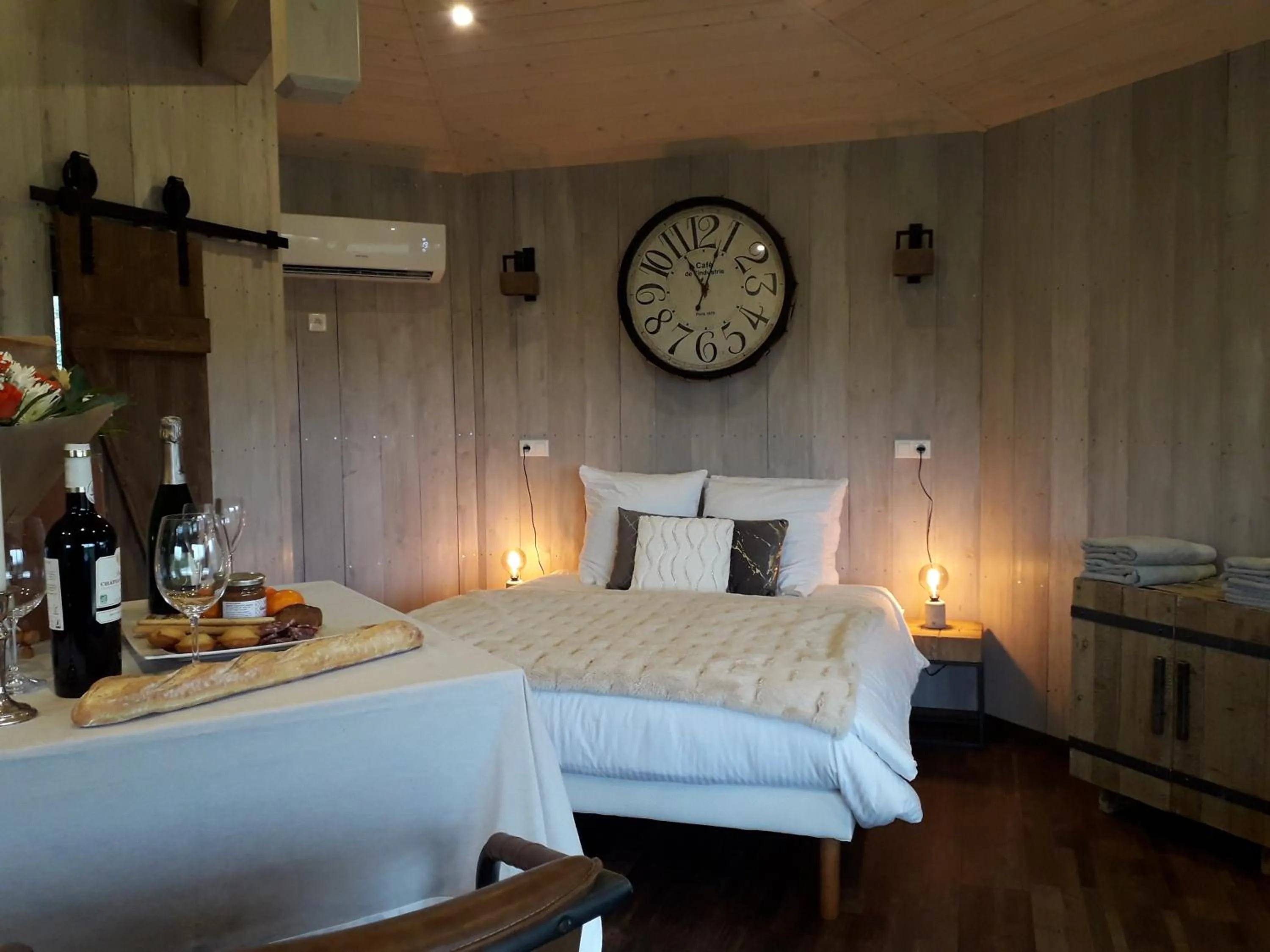 Food close-up, Bed in Cabanes Trésors de Campagne,spas privatifs