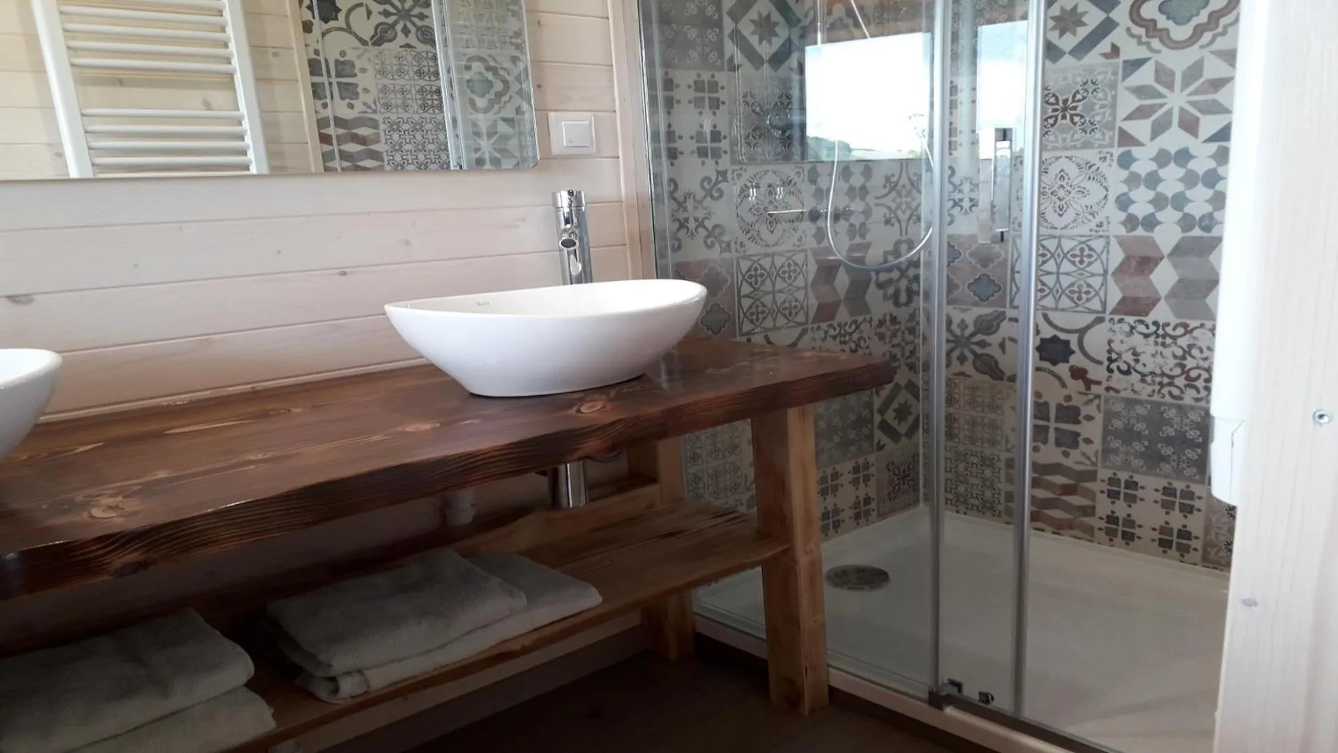 Bathroom in Cabanes Trésors de Campagne,spas privatifs
