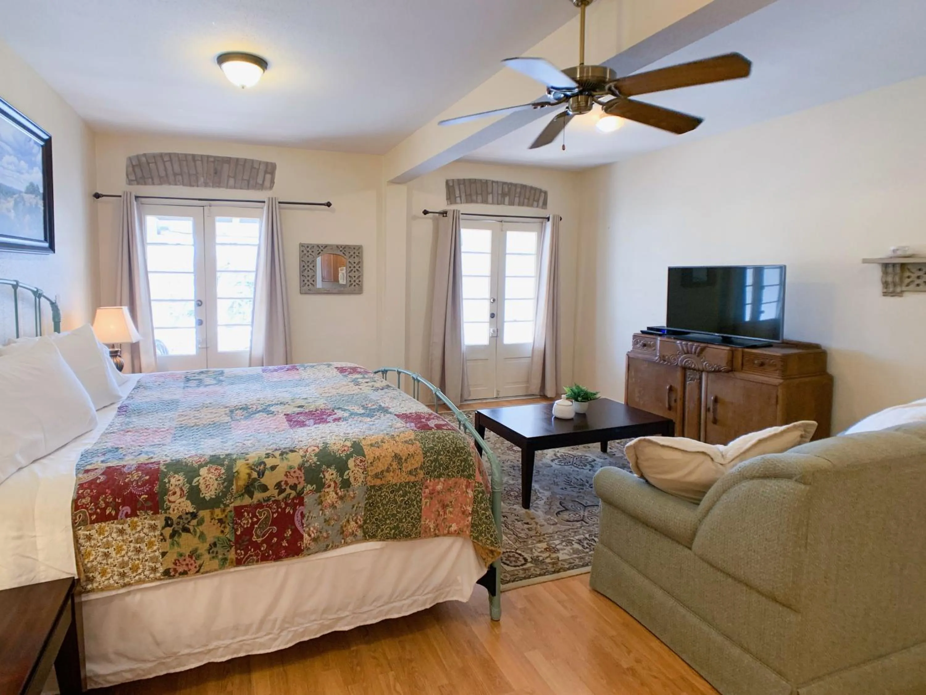 Communal lounge/ TV room, Bed in Schmitz Bed & Breakfast