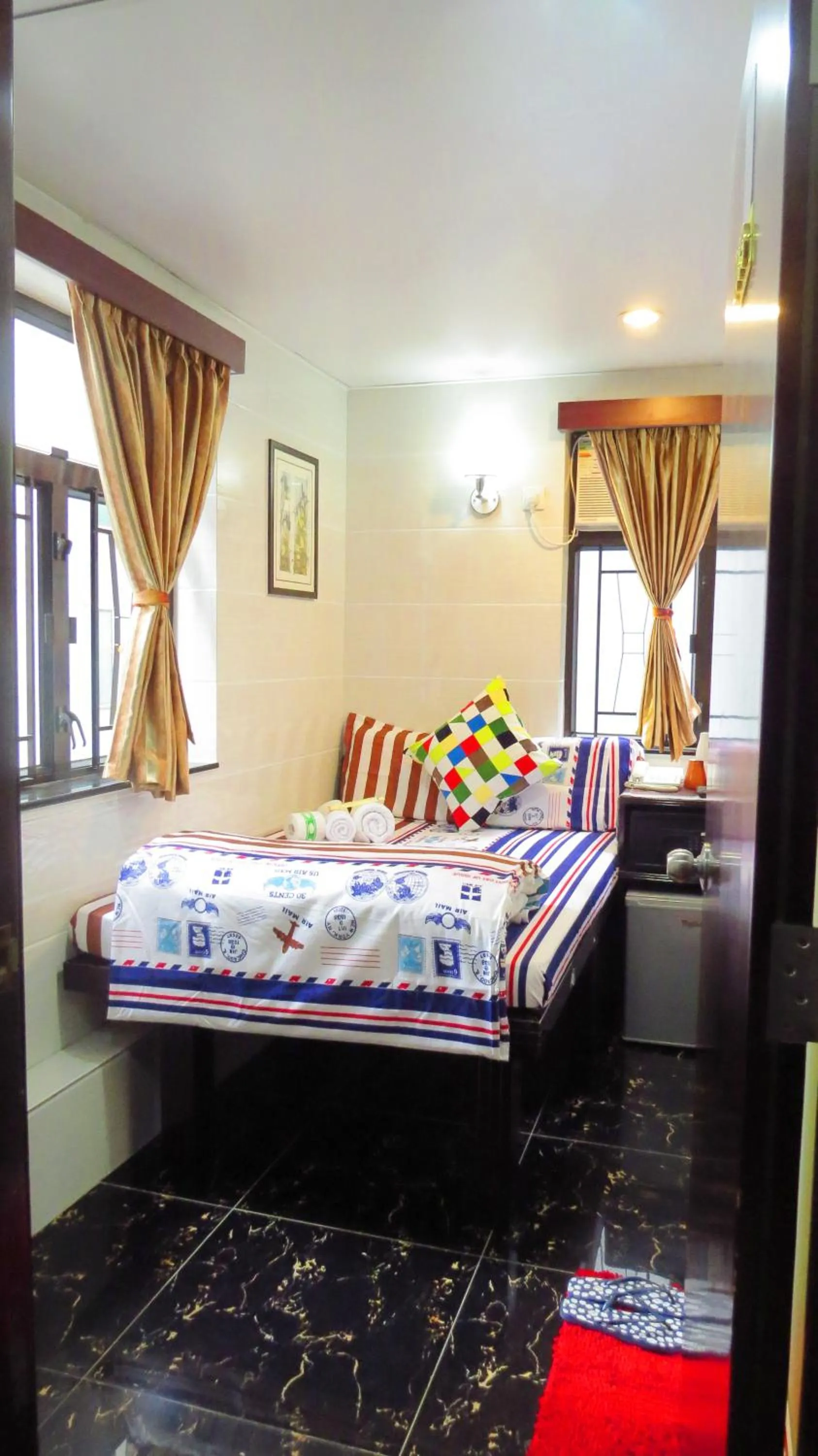 Bed in Dhillon Hostel - Reception 10th floor Block E CHUNGKING MANSION