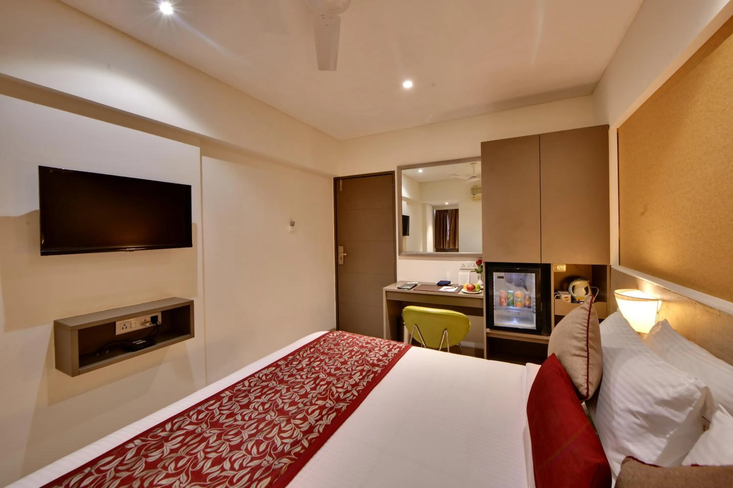 TV and multimedia, Bed in Click Hotel Vadodara 4 mins walk for the Railway Station