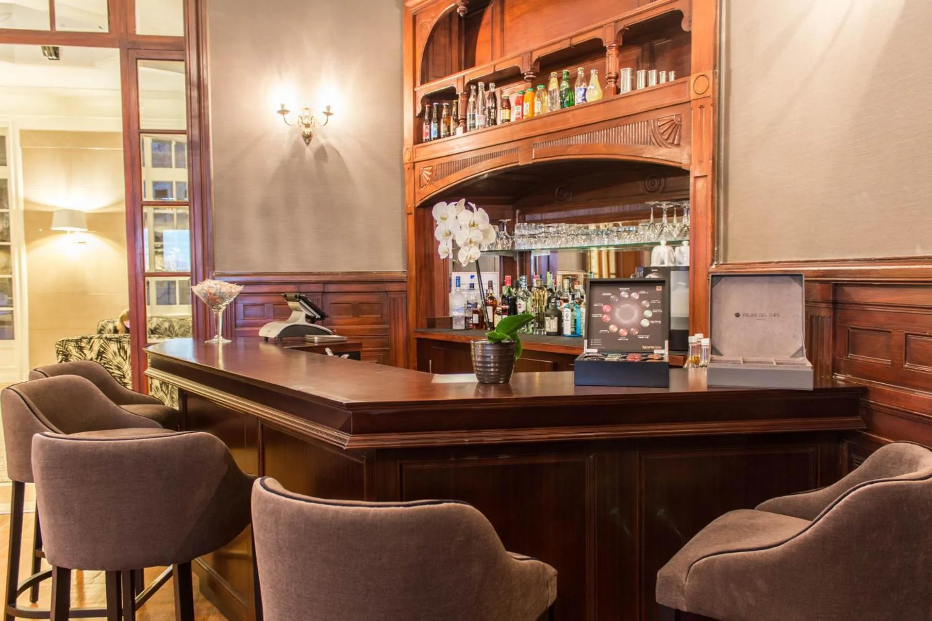 Lounge or bar in Hôtel Oceania Le Métropole