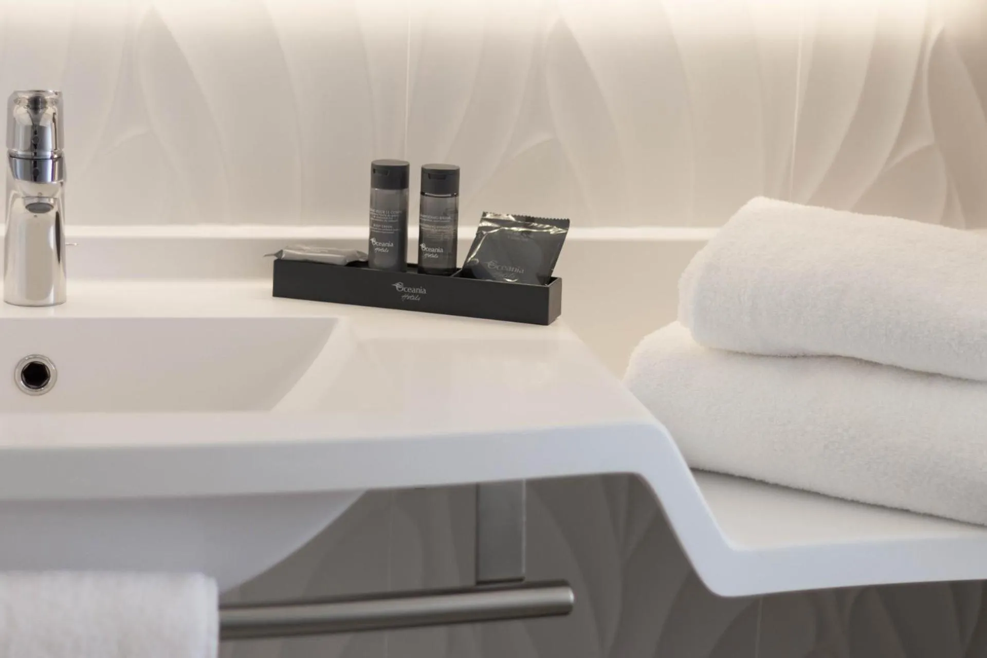 Shower in Hôtel Oceania Le Métropole