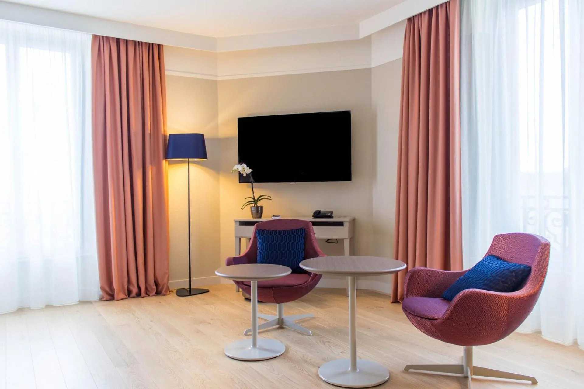 TV and multimedia in Hôtel Oceania Le Métropole