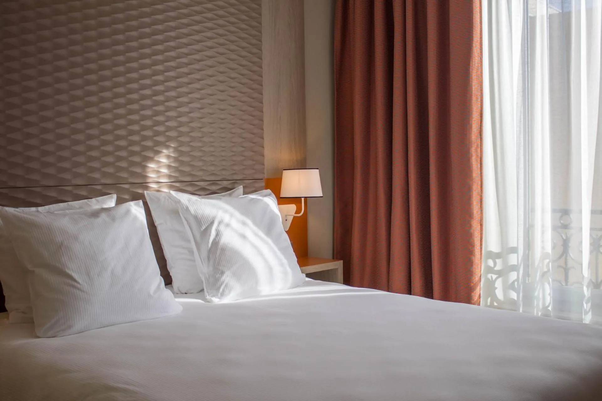 Bedroom, Bed in Hôtel Oceania Le Métropole