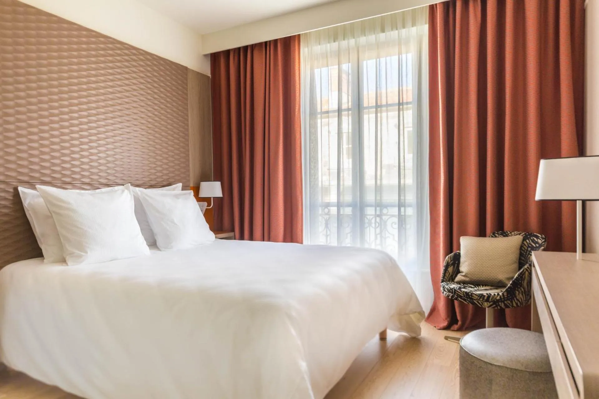 Bedroom, Bed in Hôtel Oceania Le Métropole