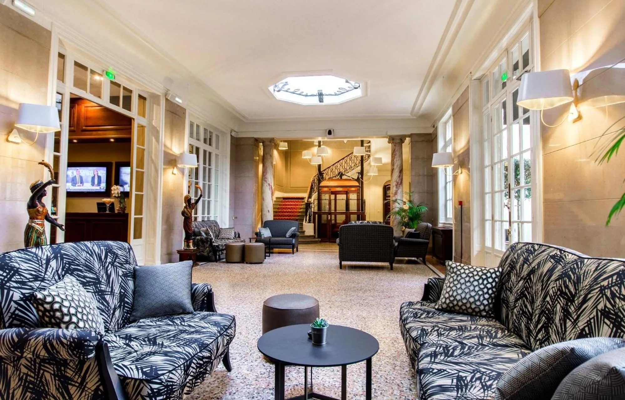 Lobby or reception in Hôtel Oceania Le Métropole