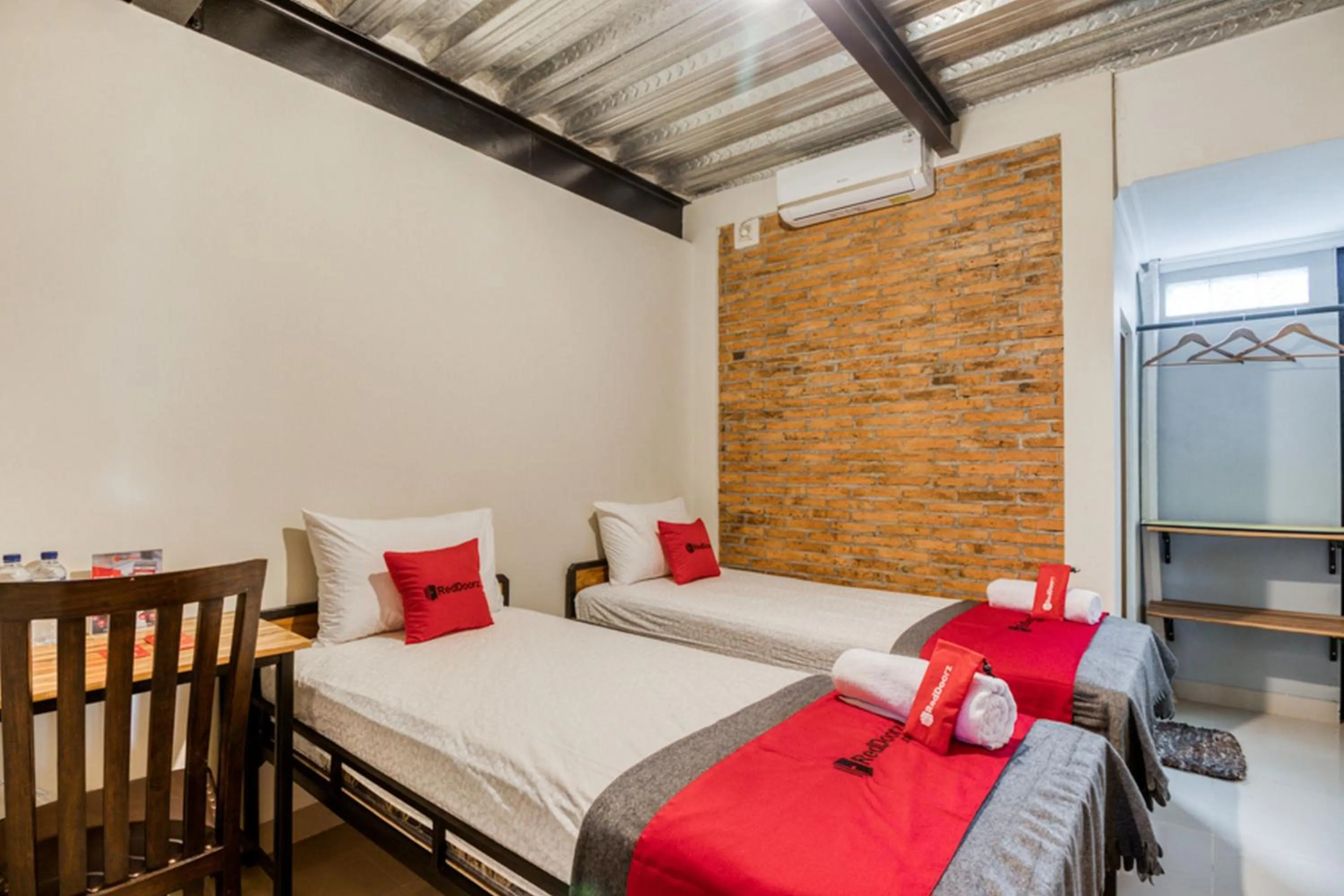 Bedroom, Bed in RedDoorz Syariah @ Babadan Baru Jakal