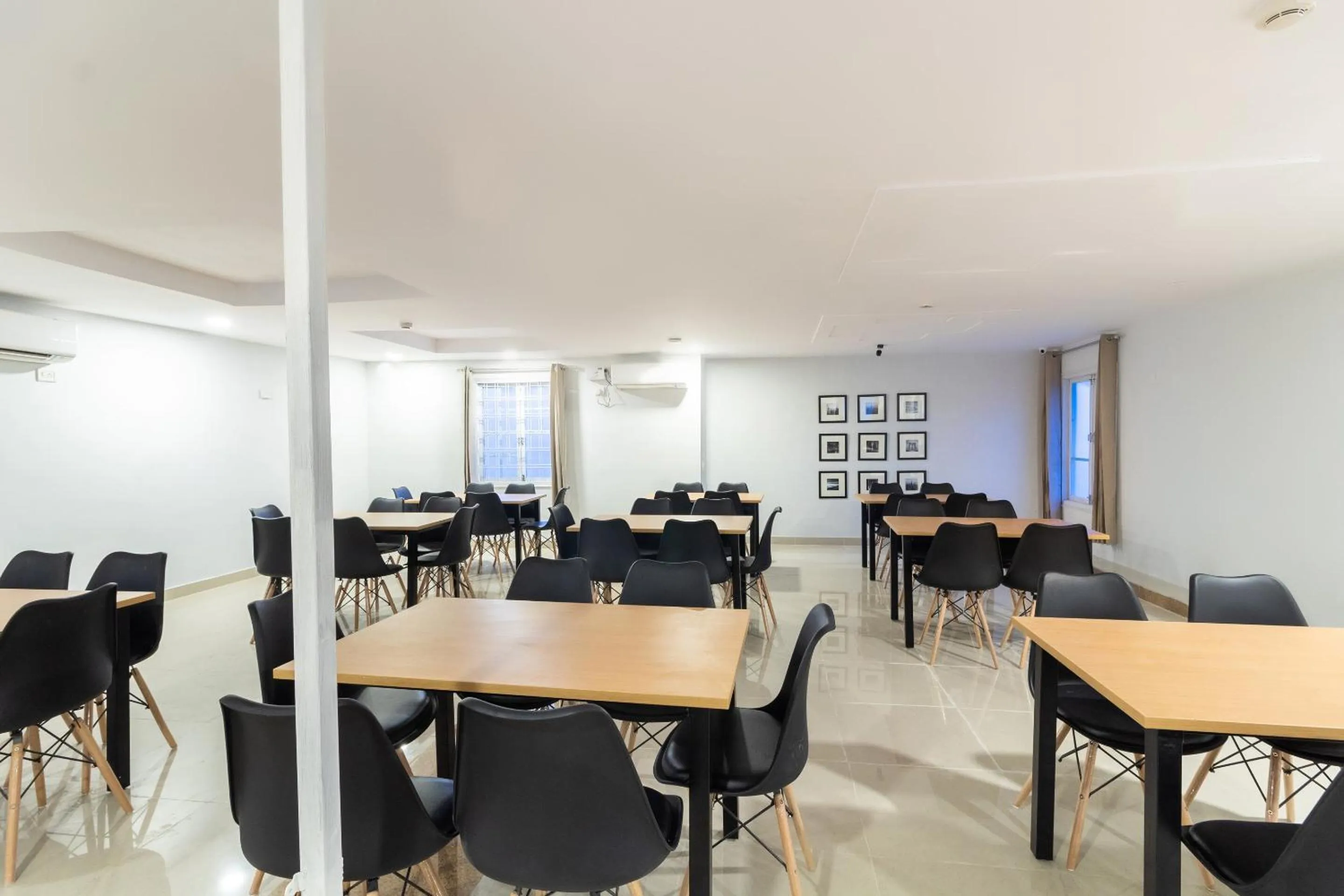 Restaurant/places to eat in THE STROBE SILVERKEY HOTEL