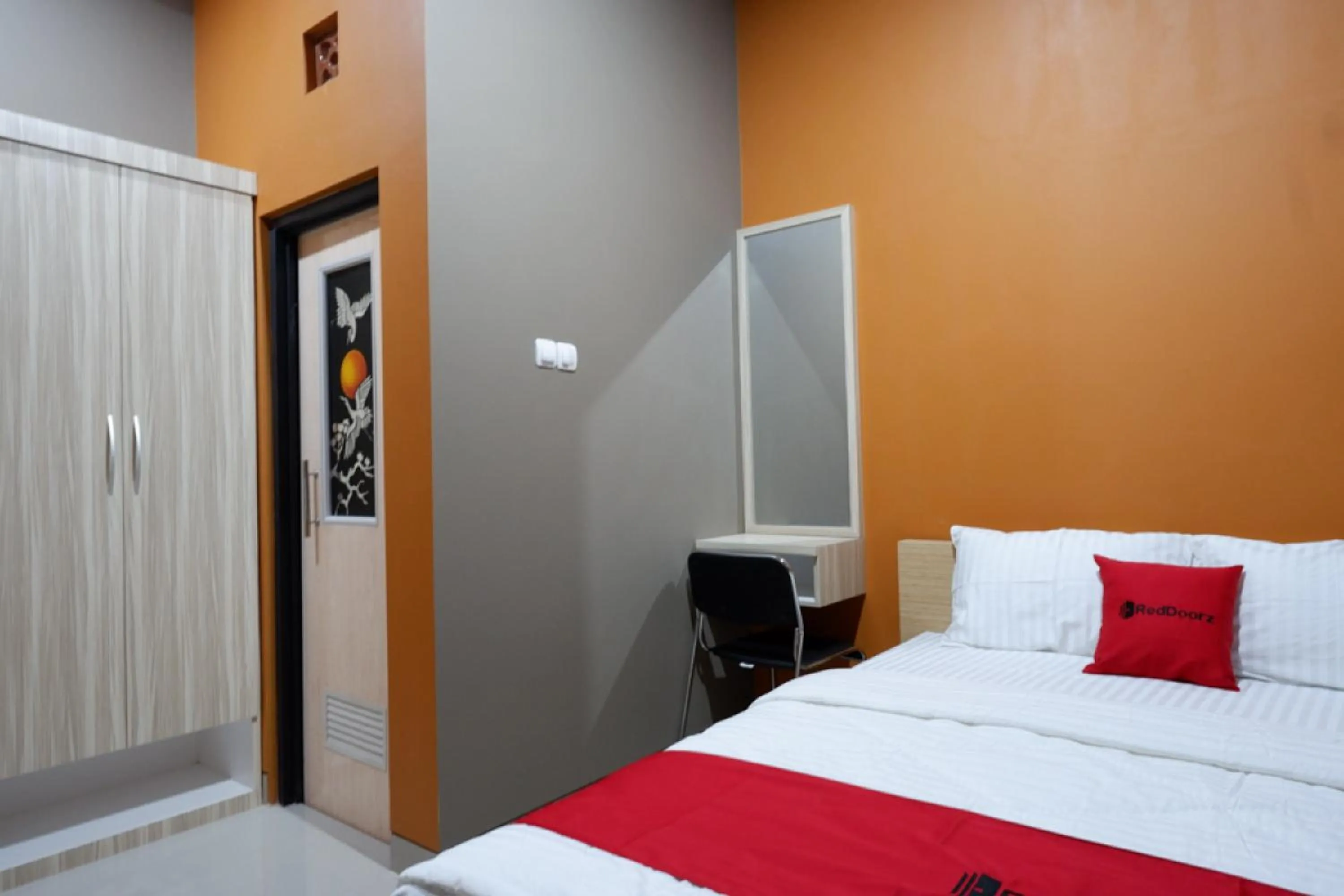 Bedroom, Bed in RedDoorz Syariah near Stasiun Tegal