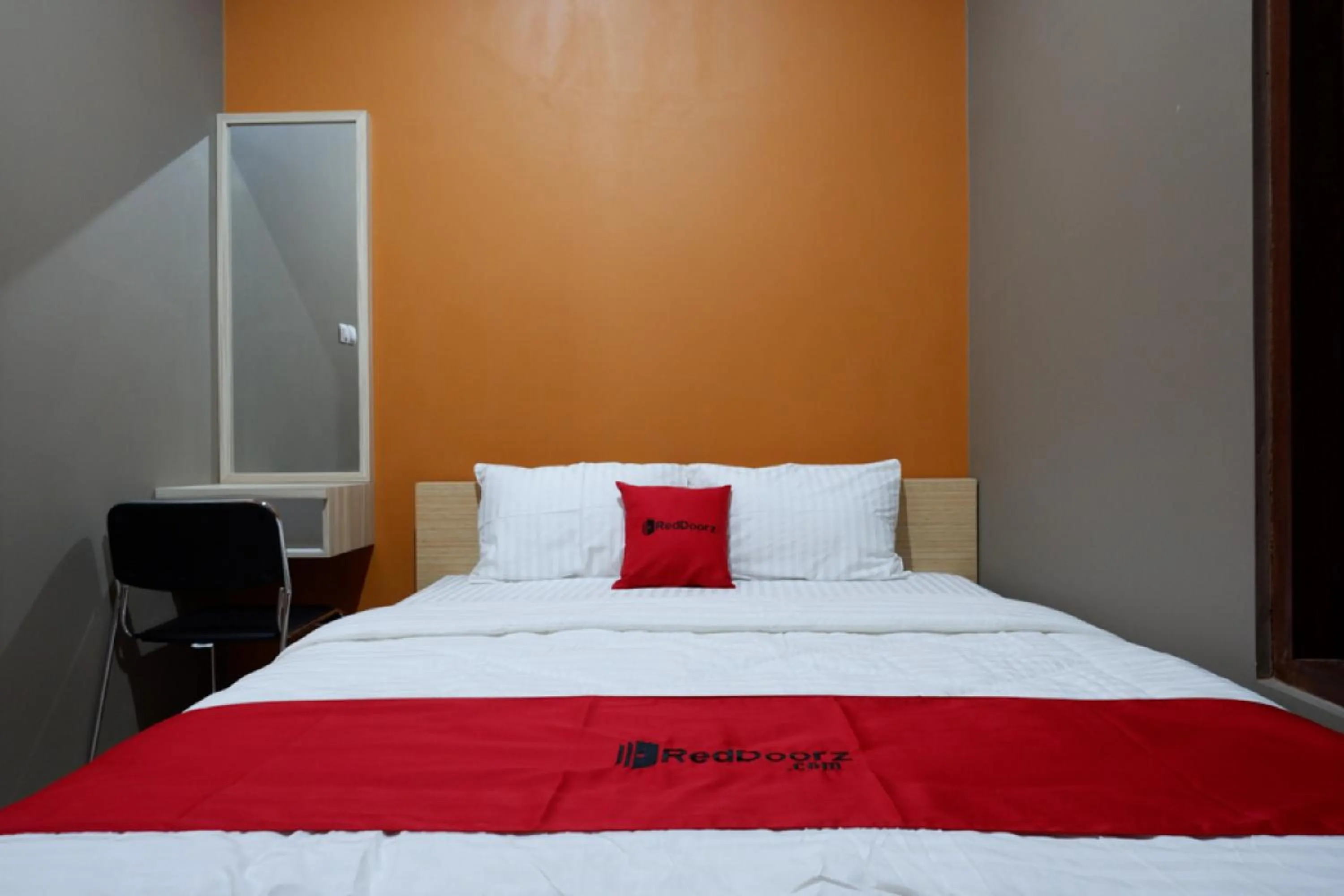 Bedroom, Bed in RedDoorz Syariah near Stasiun Tegal