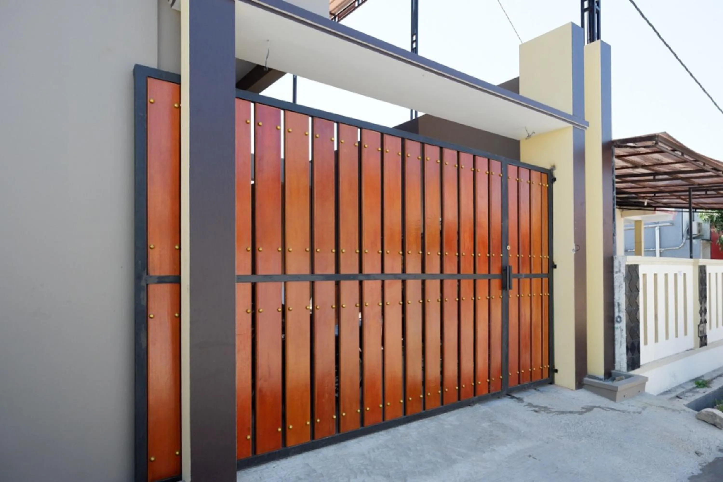 Facade/entrance in RedDoorz Syariah near Stasiun Tegal