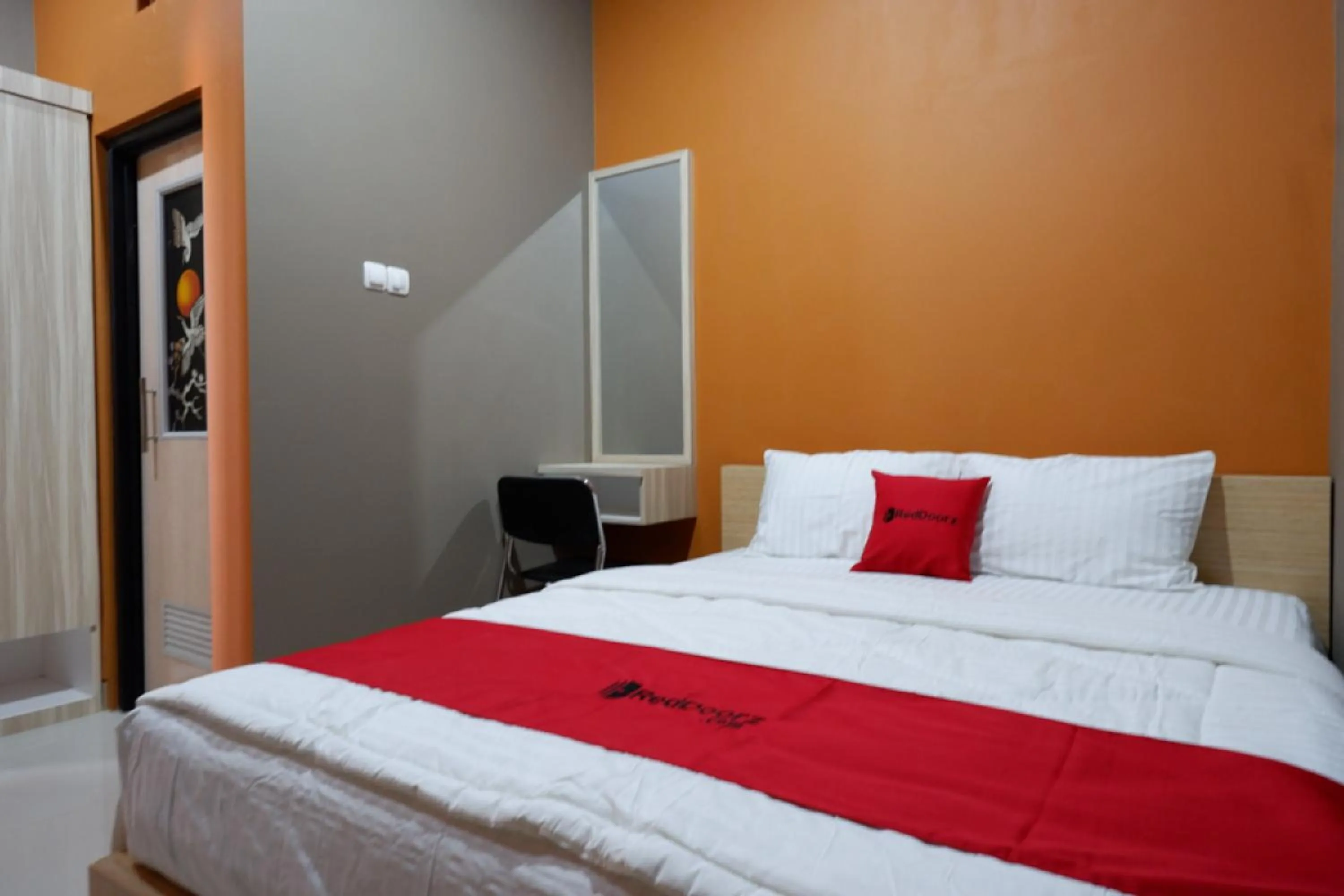 Bedroom, Bed in RedDoorz Syariah near Stasiun Tegal