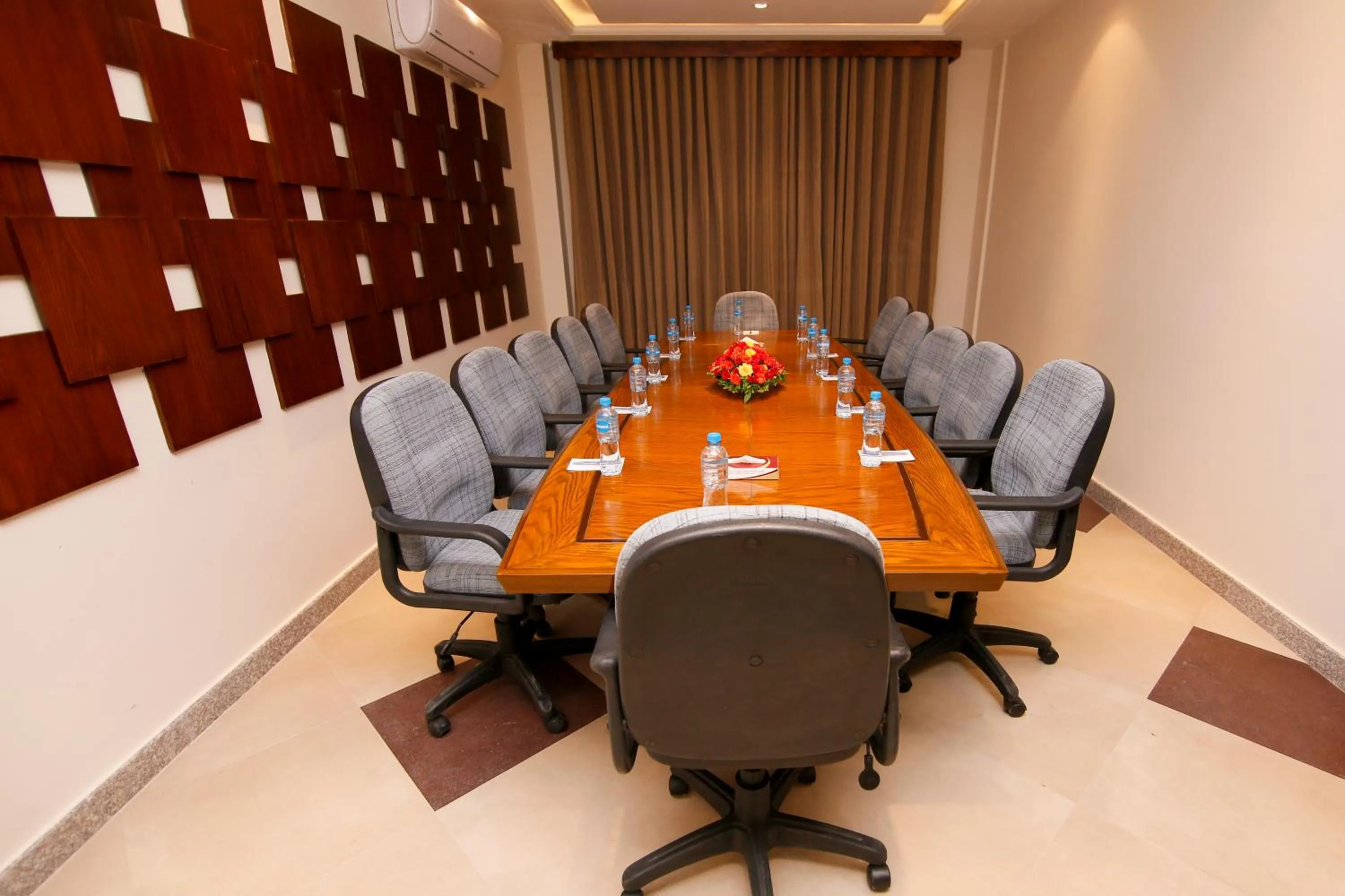 Business facilities in Hotel One Rahim Yar Khan Club Road