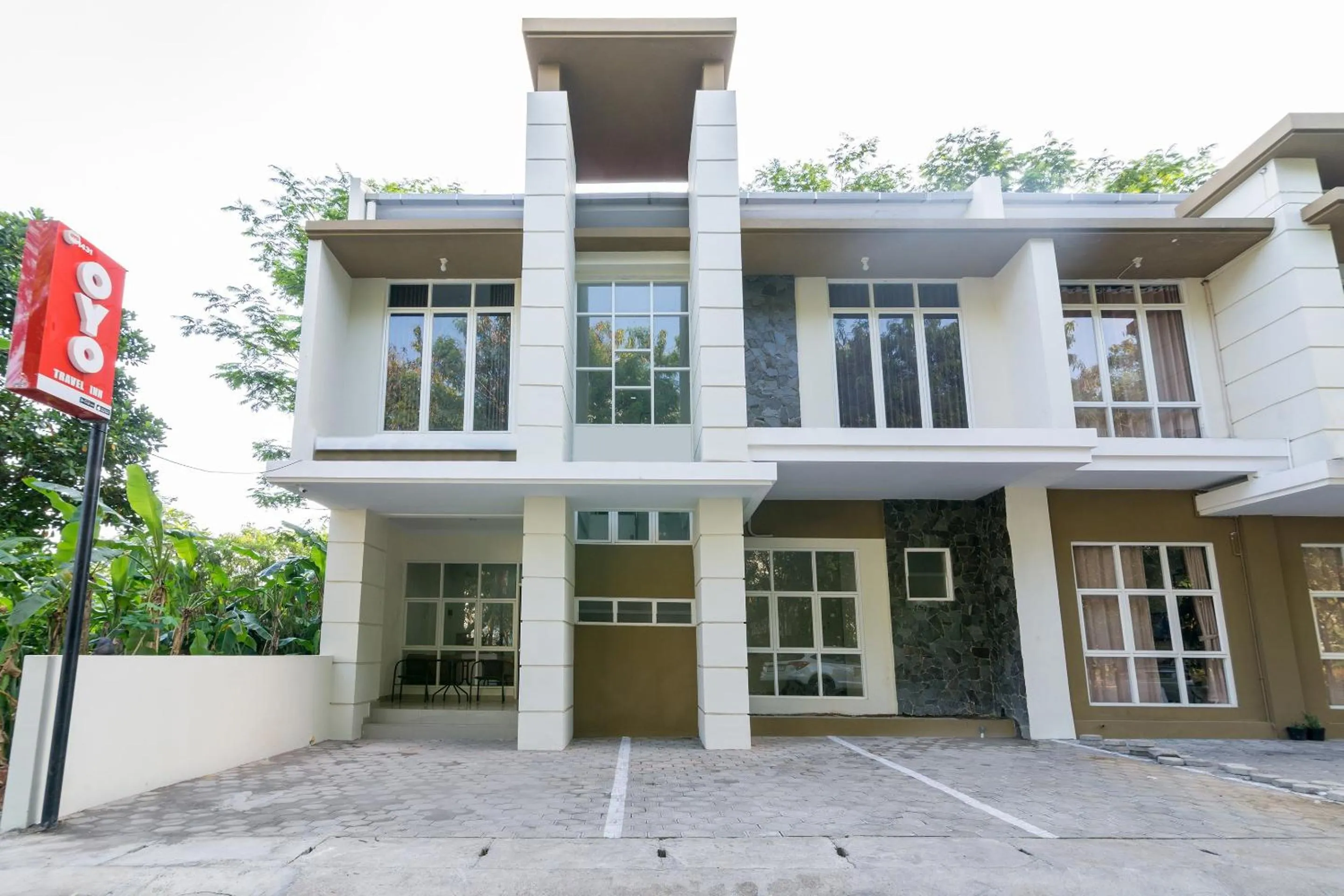 Facade/entrance in Hotel O Travel-inn