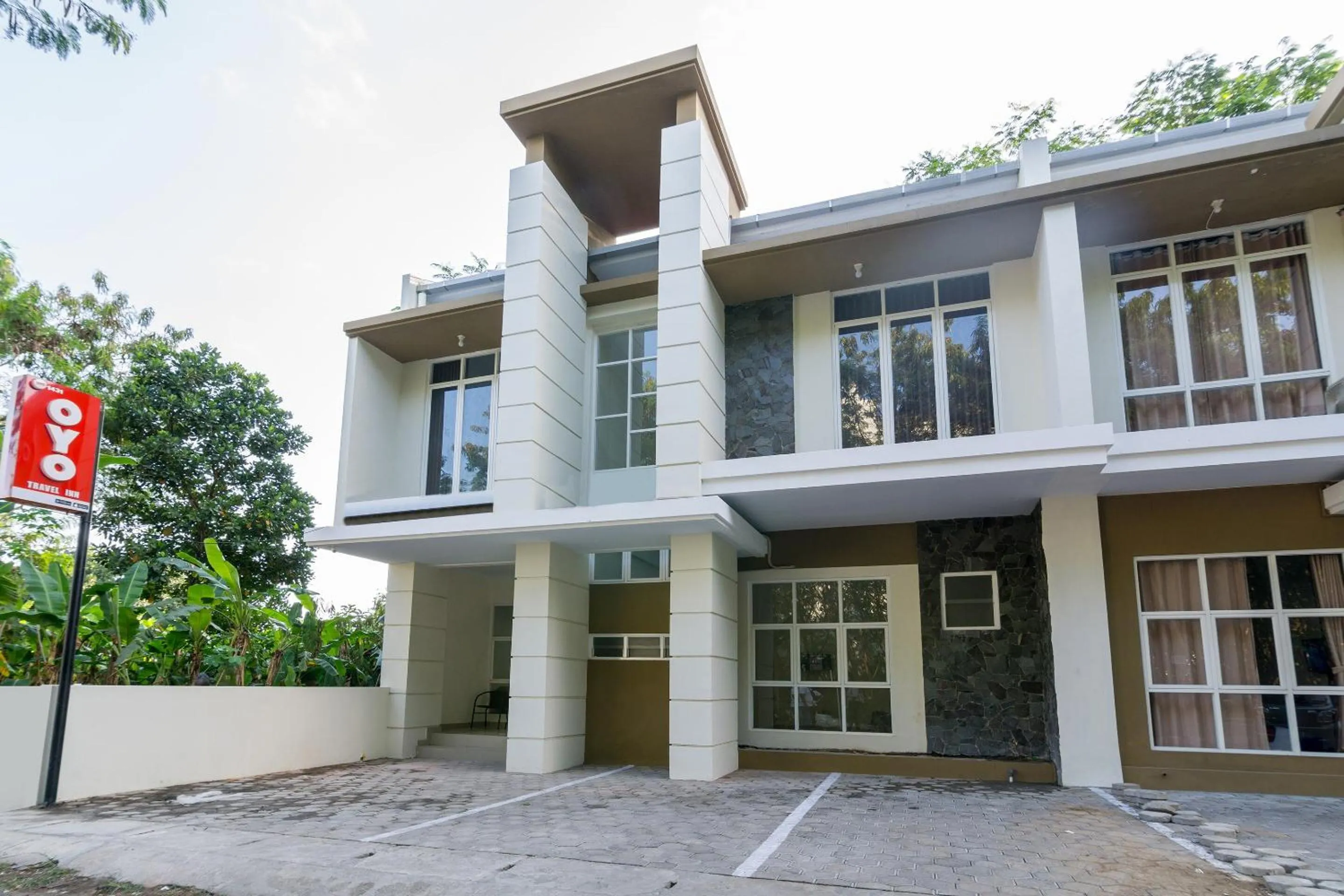 Facade/entrance in Hotel O Travel-inn