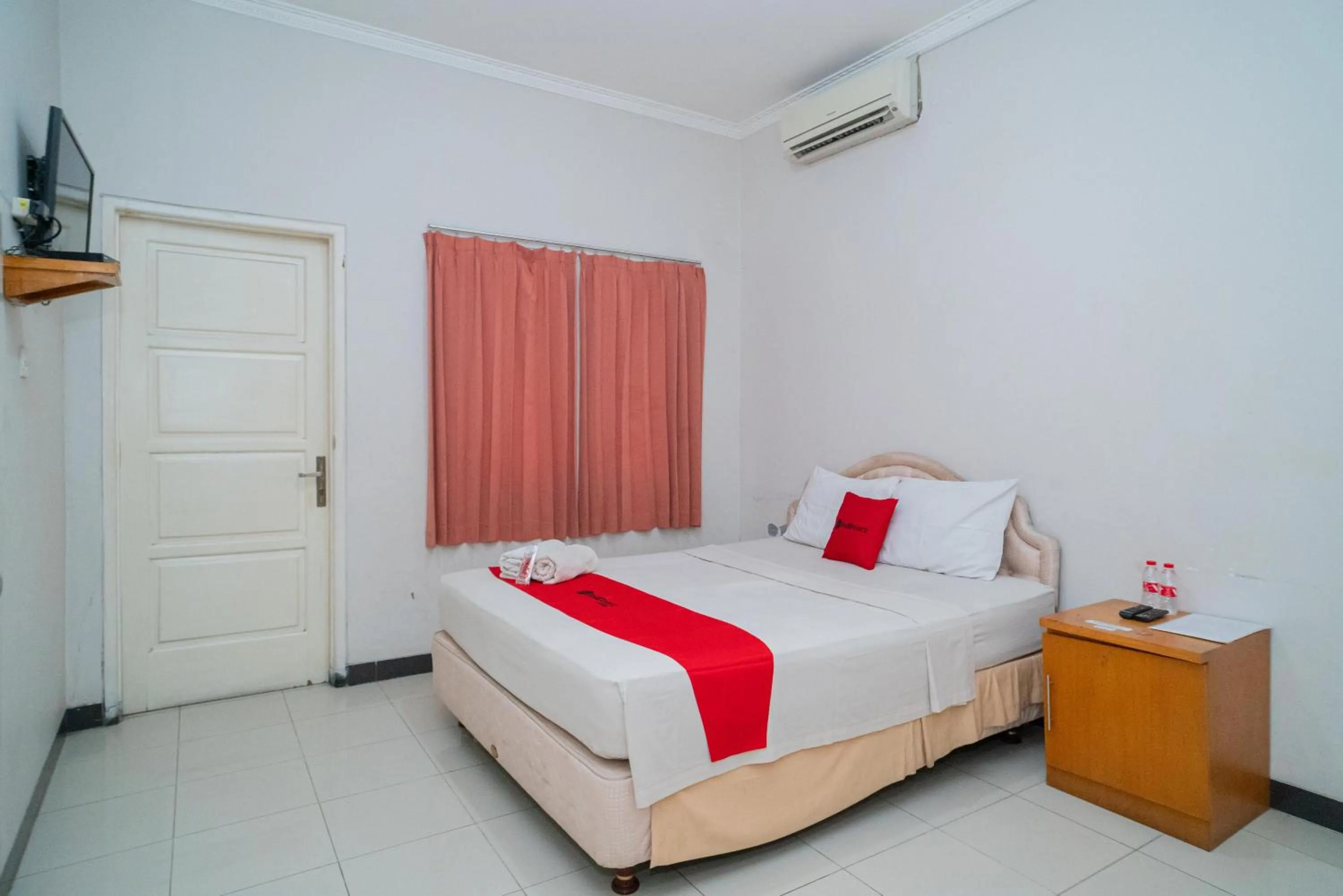 Bedroom, Bed in RedDoorz near Rumah Sakit Baptis Kediri