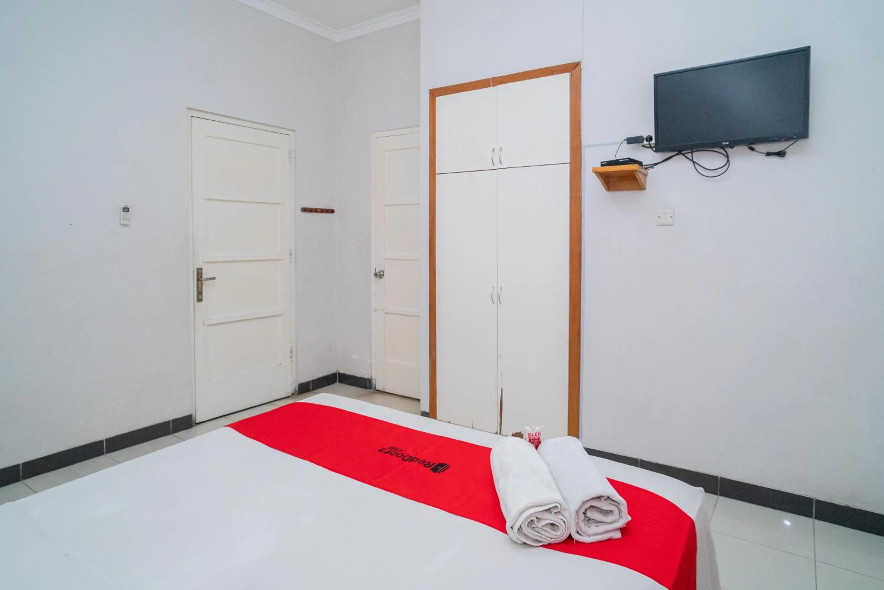 Bedroom, Bed in RedDoorz near Rumah Sakit Baptis Kediri