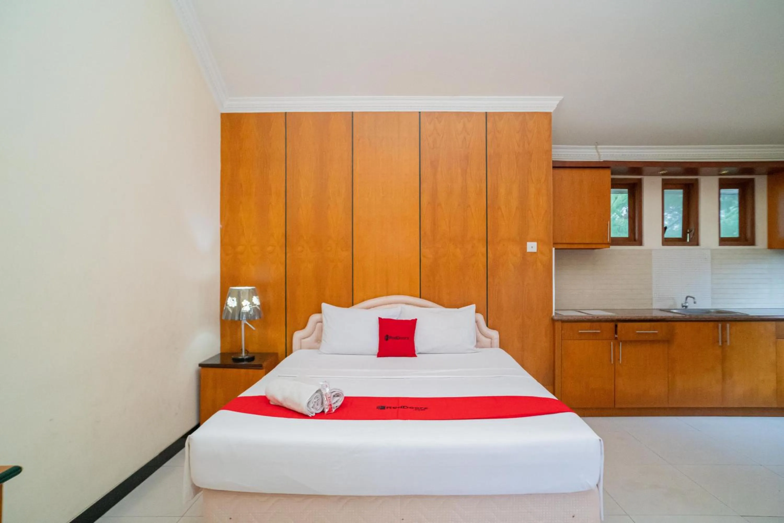 Bedroom, Bed in RedDoorz near Rumah Sakit Baptis Kediri