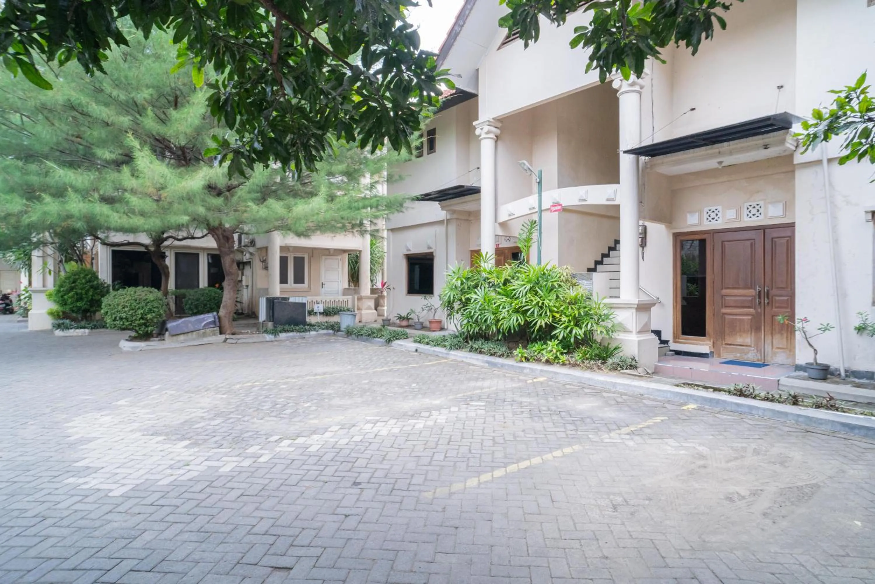 Property building in RedDoorz near Rumah Sakit Baptis Kediri
