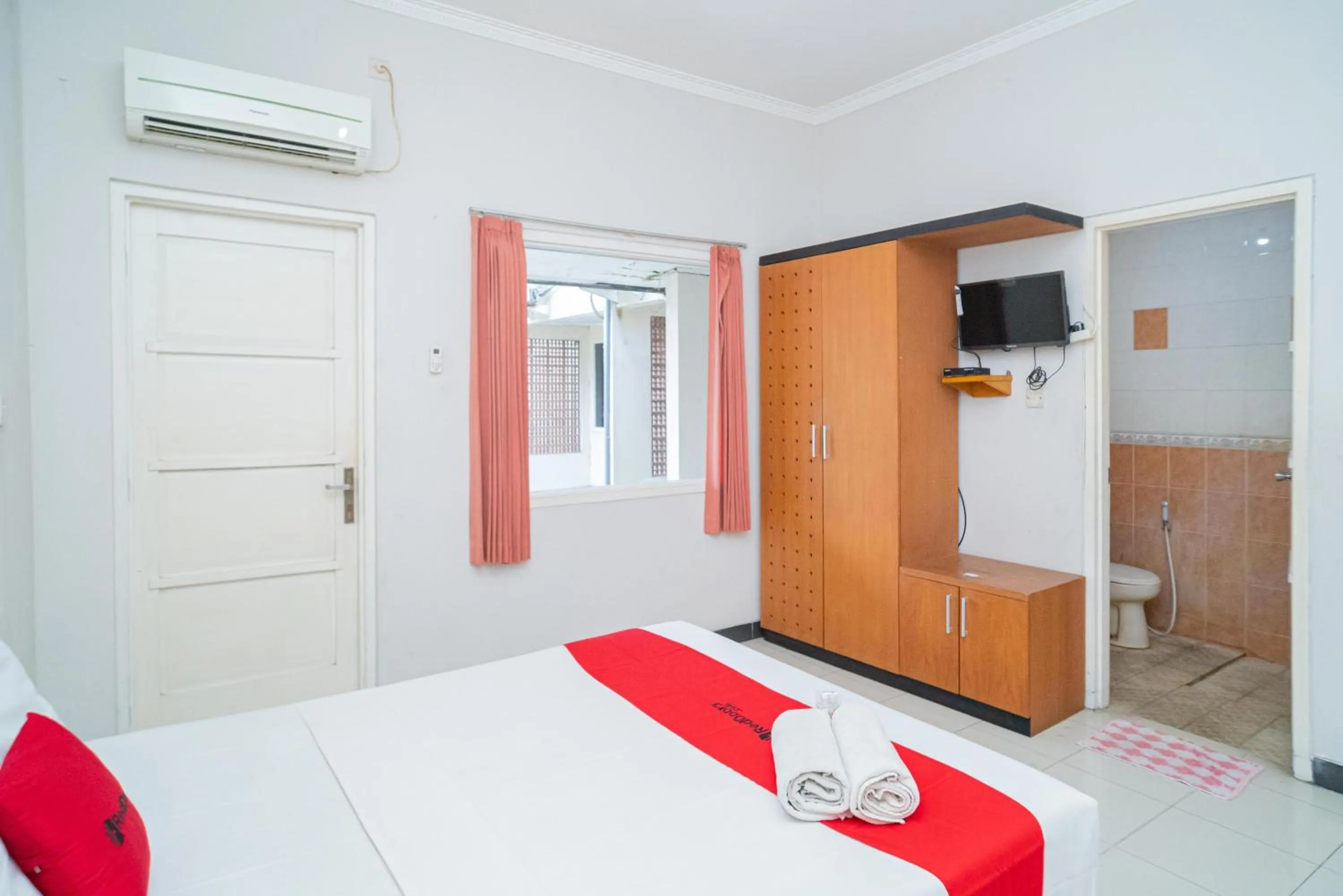 Bedroom, Bed in RedDoorz near Rumah Sakit Baptis Kediri