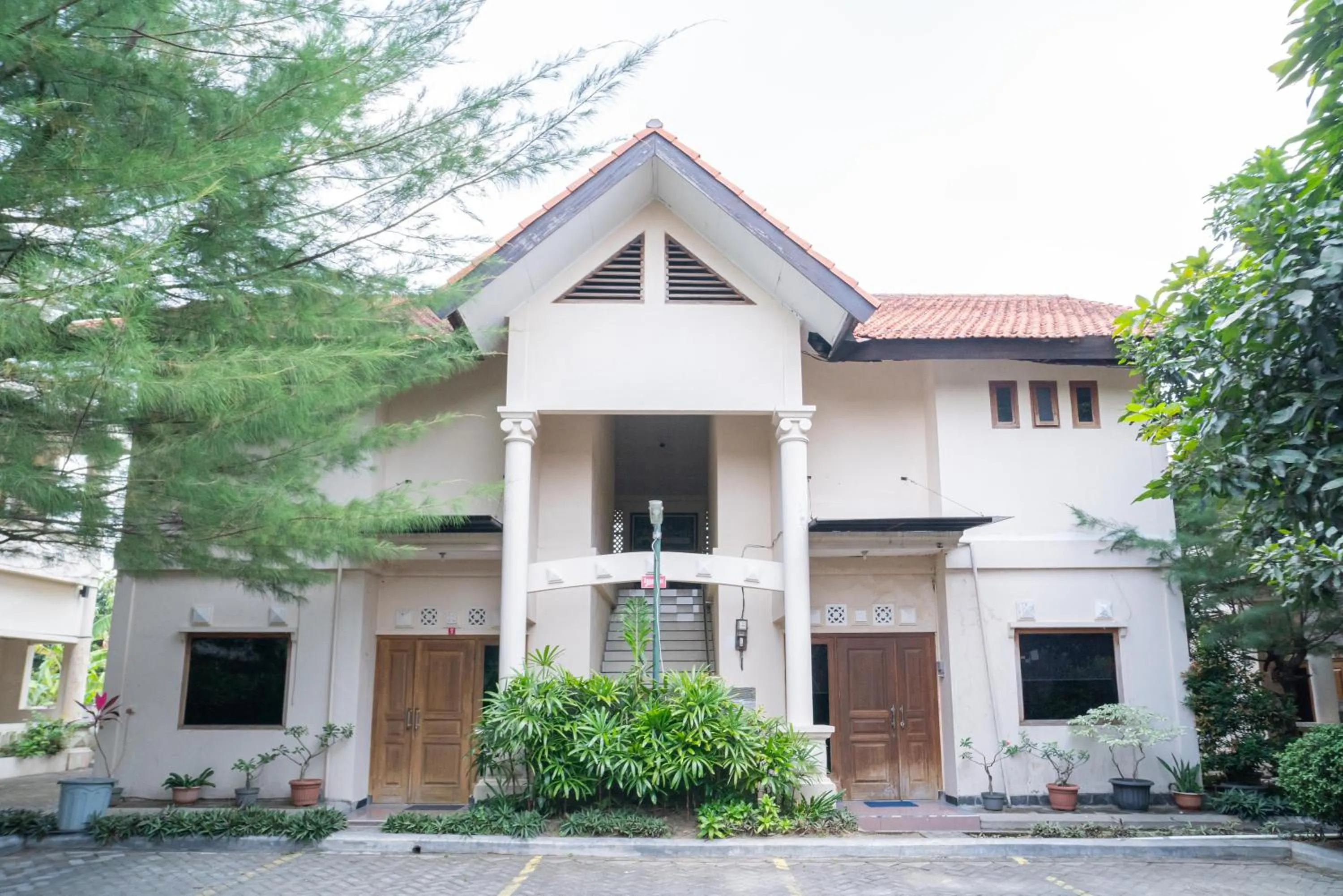 Property building in RedDoorz near Rumah Sakit Baptis Kediri