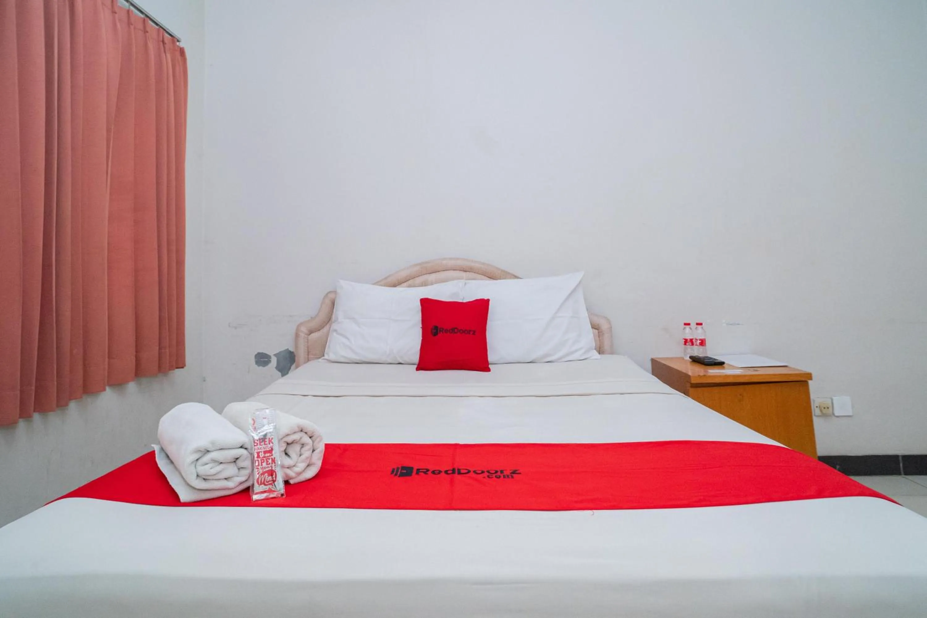 Bedroom, Bed in RedDoorz near Rumah Sakit Baptis Kediri