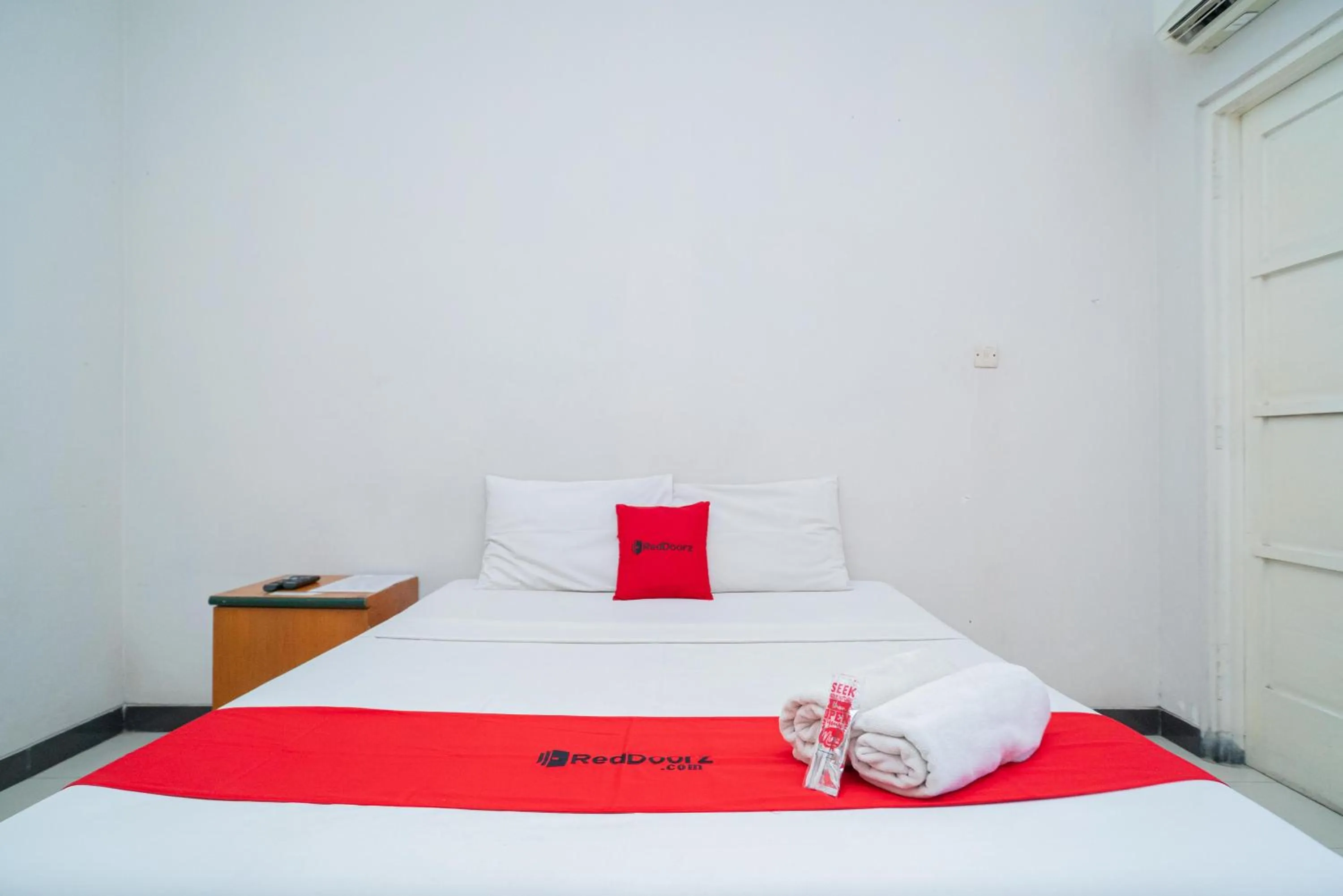 Bedroom, Bed in RedDoorz near Rumah Sakit Baptis Kediri