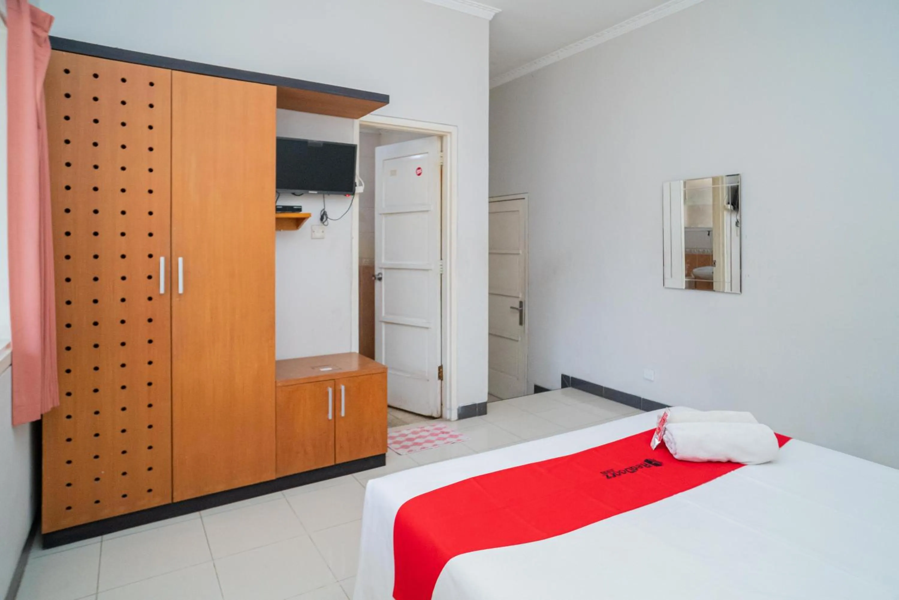 Bedroom, Bed in RedDoorz near Rumah Sakit Baptis Kediri