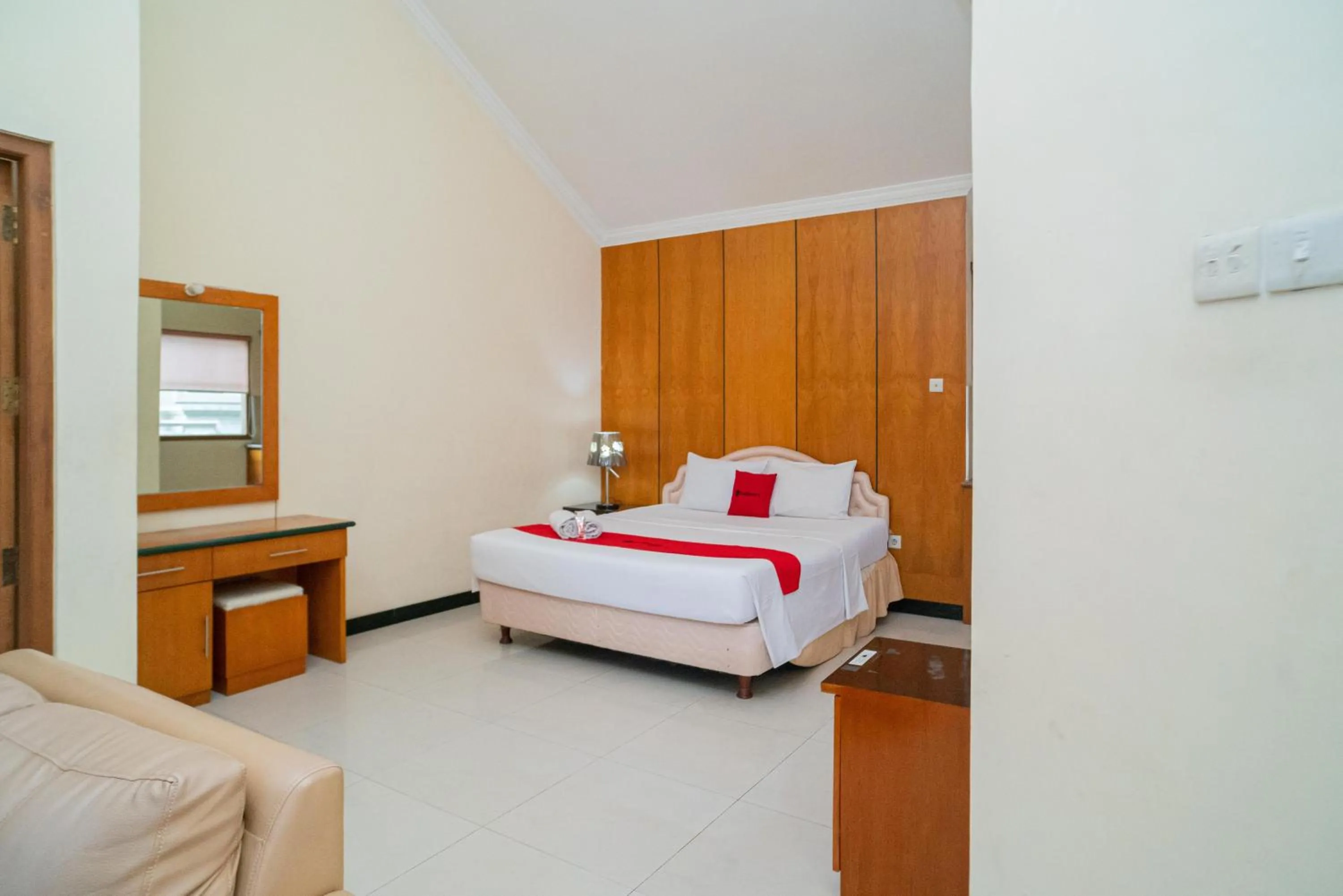 Bedroom, Bed in RedDoorz near Rumah Sakit Baptis Kediri