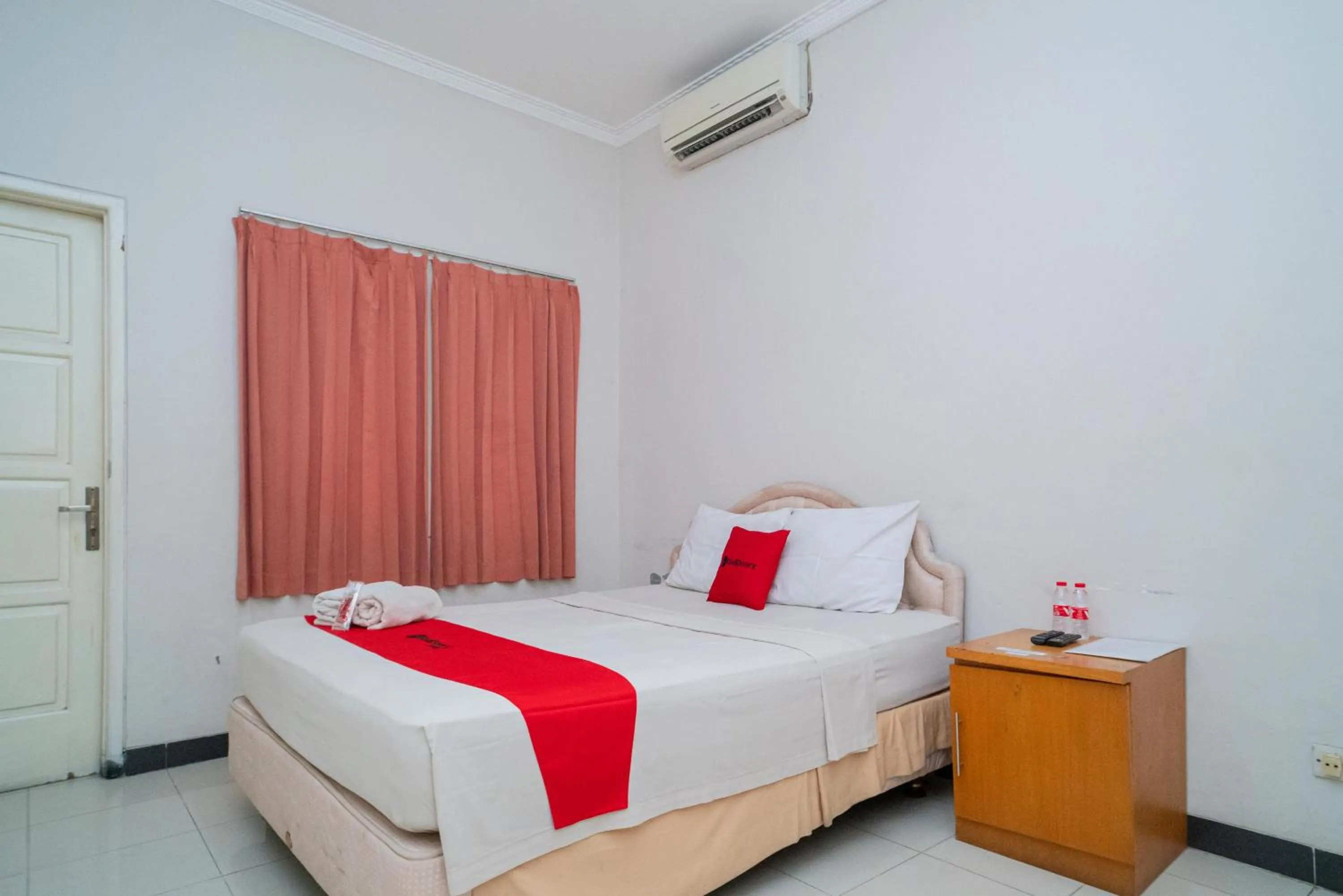Bedroom, Bed in RedDoorz near Rumah Sakit Baptis Kediri