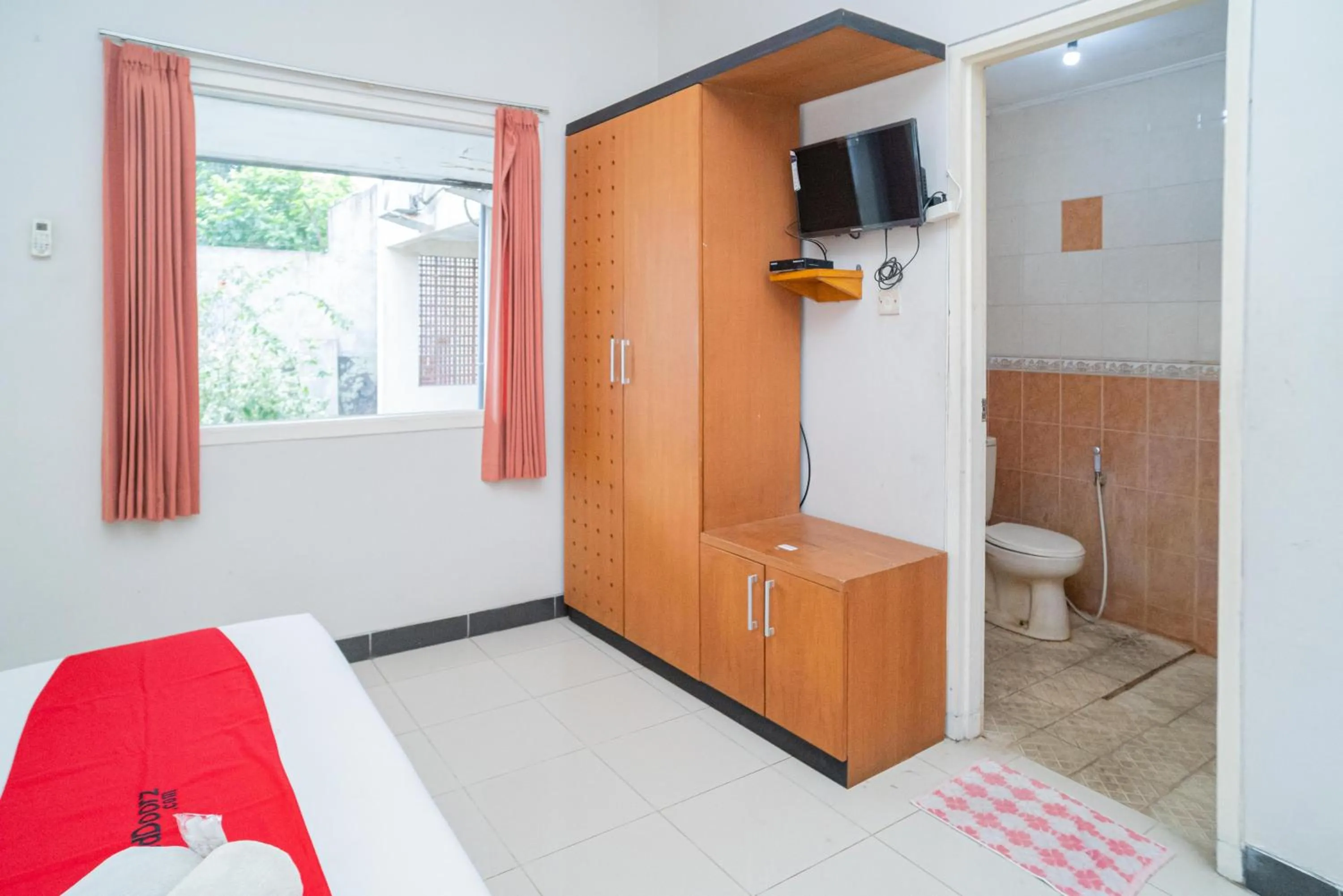 Bedroom, Bed in RedDoorz near Rumah Sakit Baptis Kediri