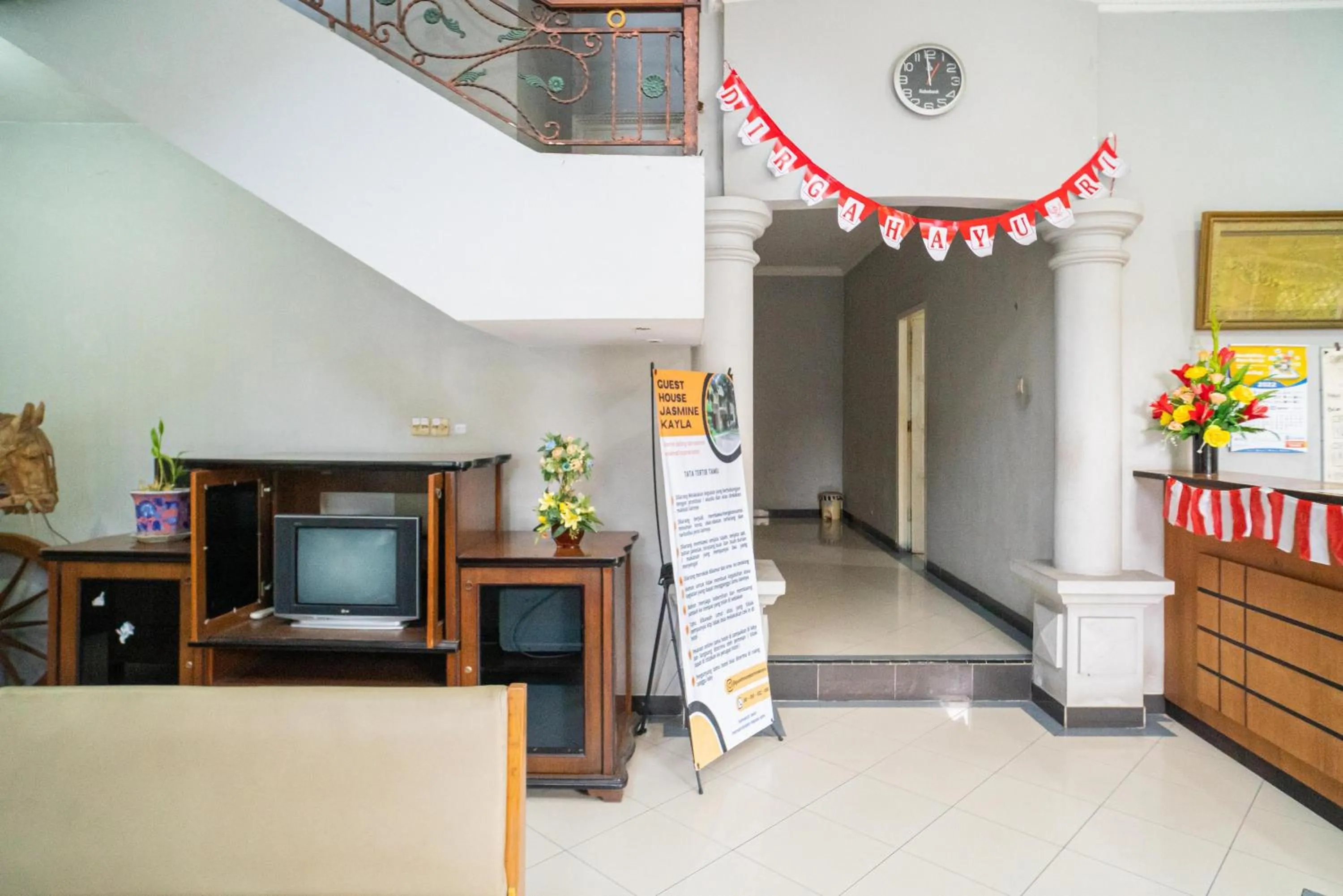 Lobby or reception in RedDoorz near Rumah Sakit Baptis Kediri