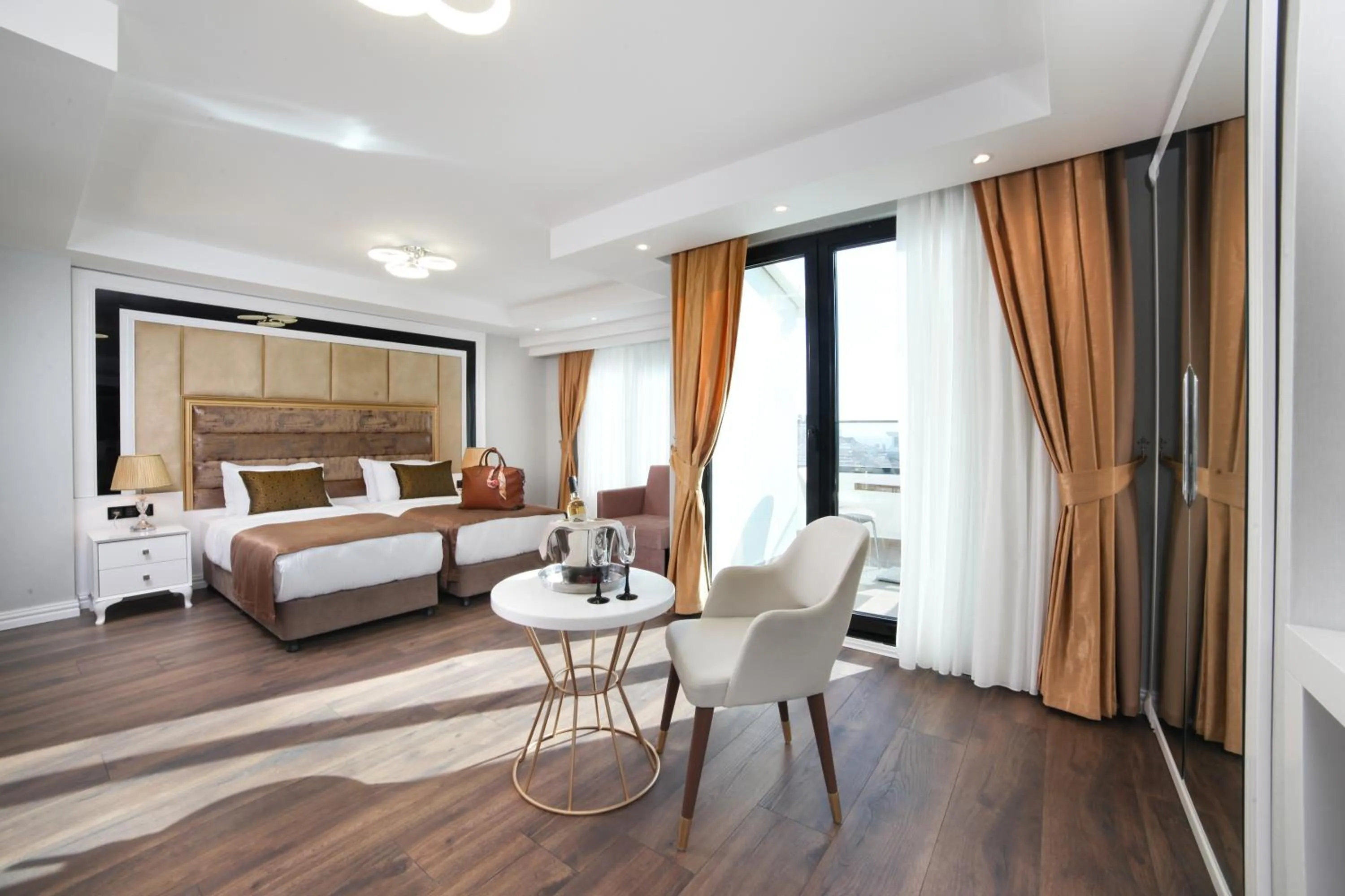 Seating area, Bed in Pell Palace Hotel & SPA