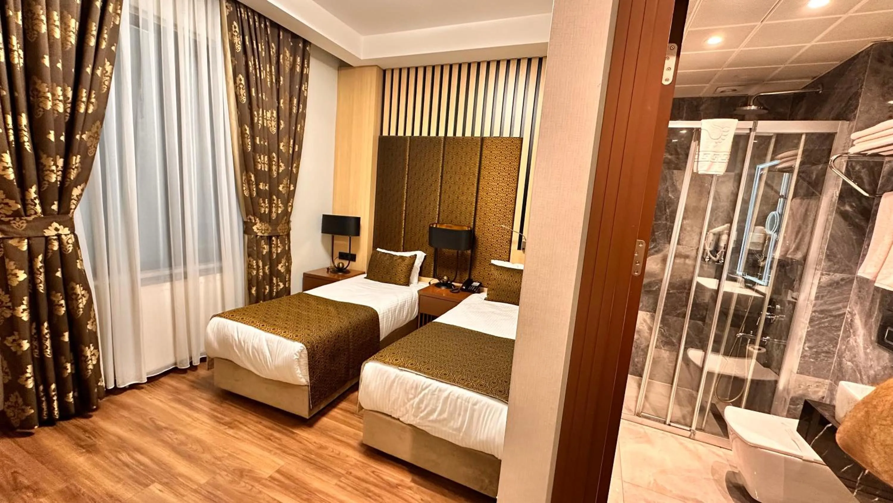 Bathroom, Bed in Pell Palace Hotel & SPA