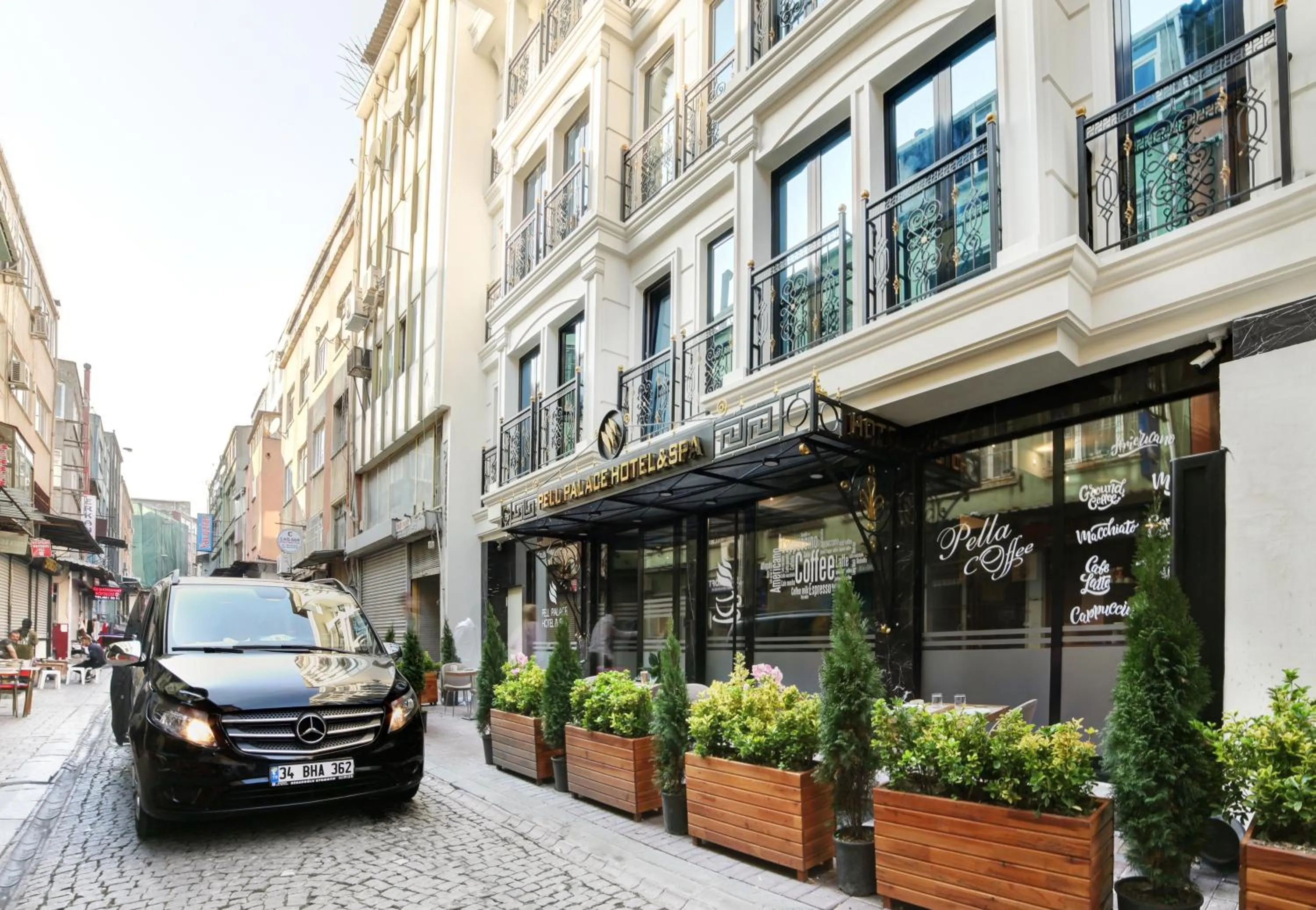 Facade/entrance in Pell Palace Hotel & SPA