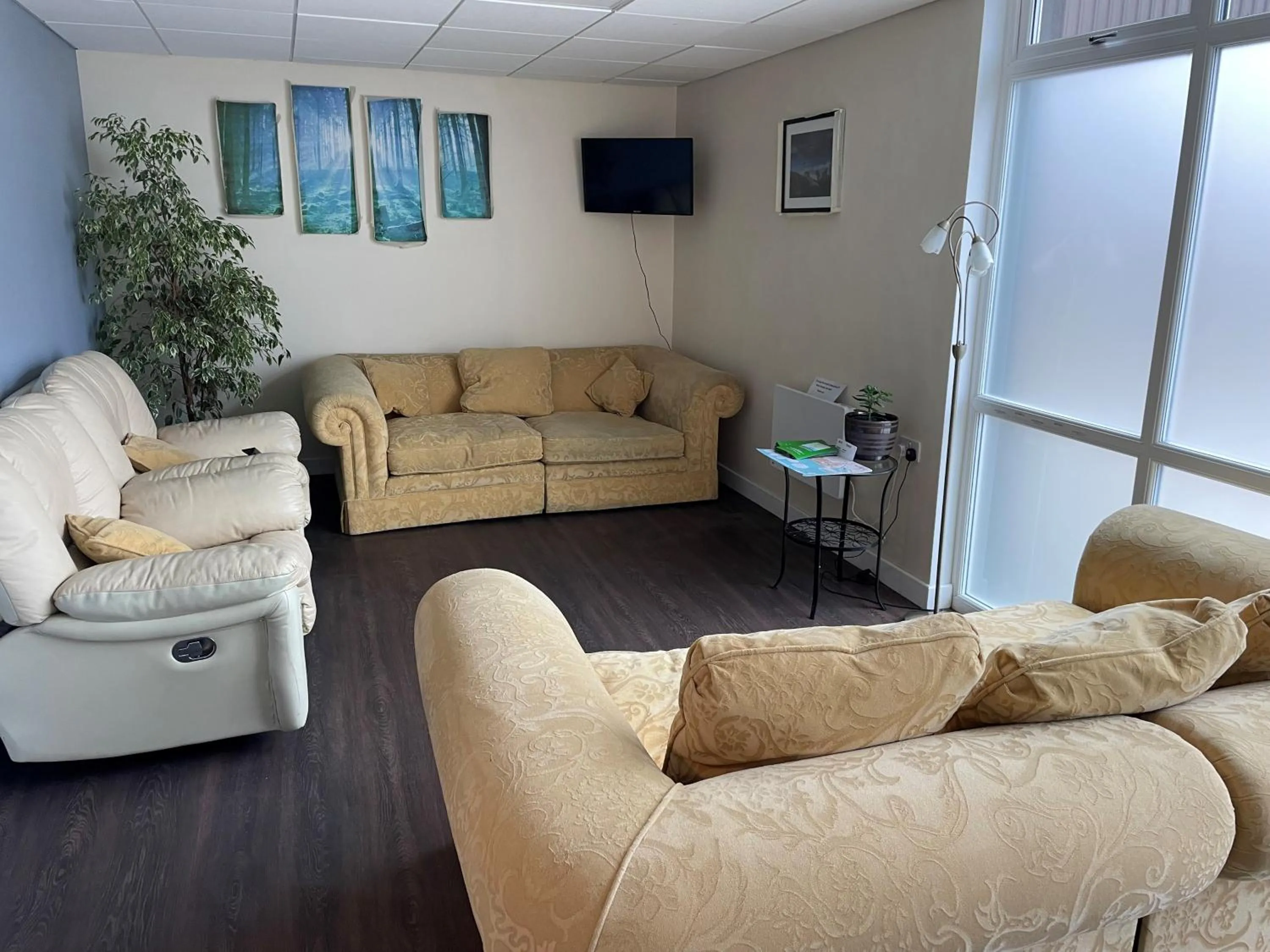 Communal lounge/ TV room in Greenway & Copper Coast Hostel