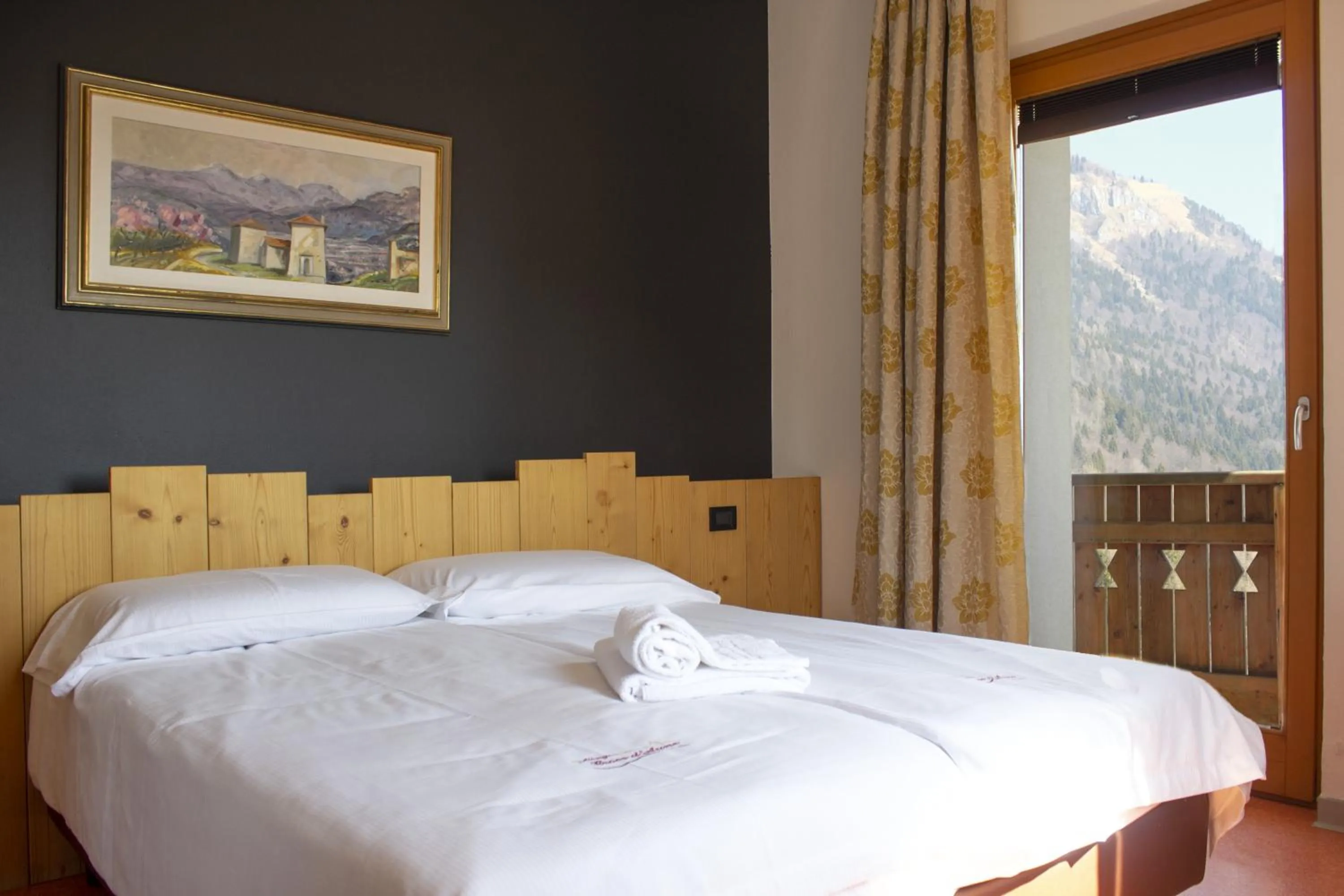 Bedroom, Bed in Albergo Croce d'Aune