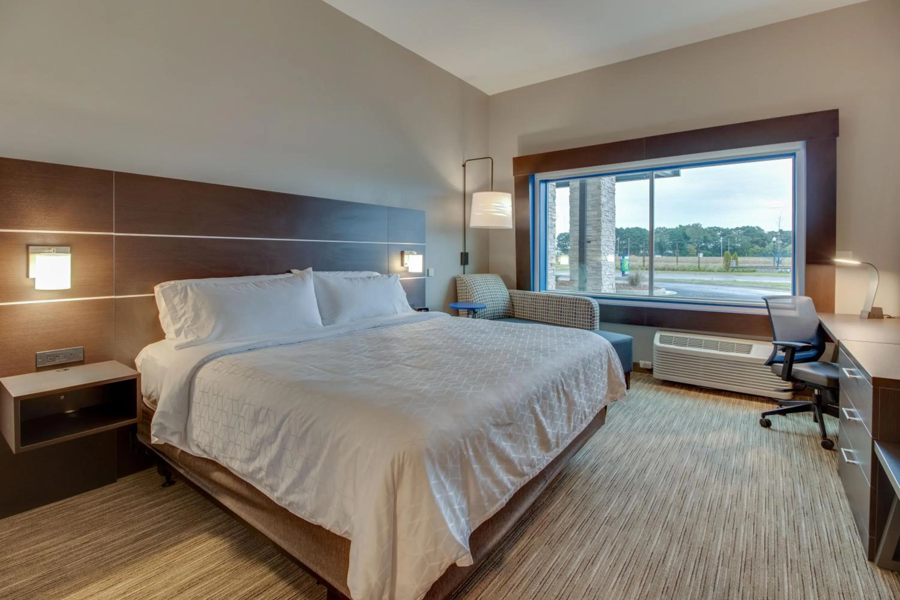 Bed in Holiday Inn Express & Suites - Union City by IHG