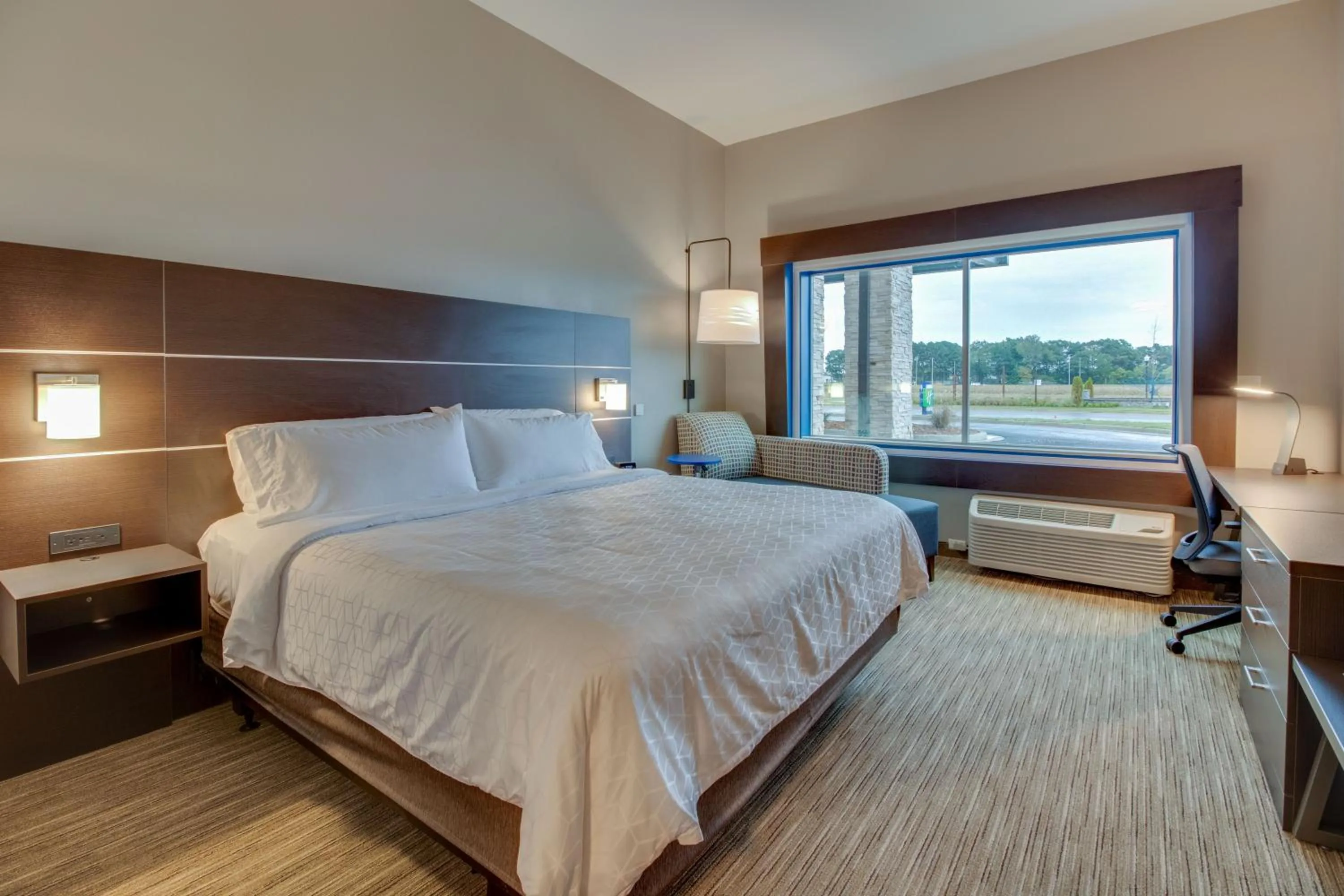 Bed in Holiday Inn Express & Suites - Union City by IHG
