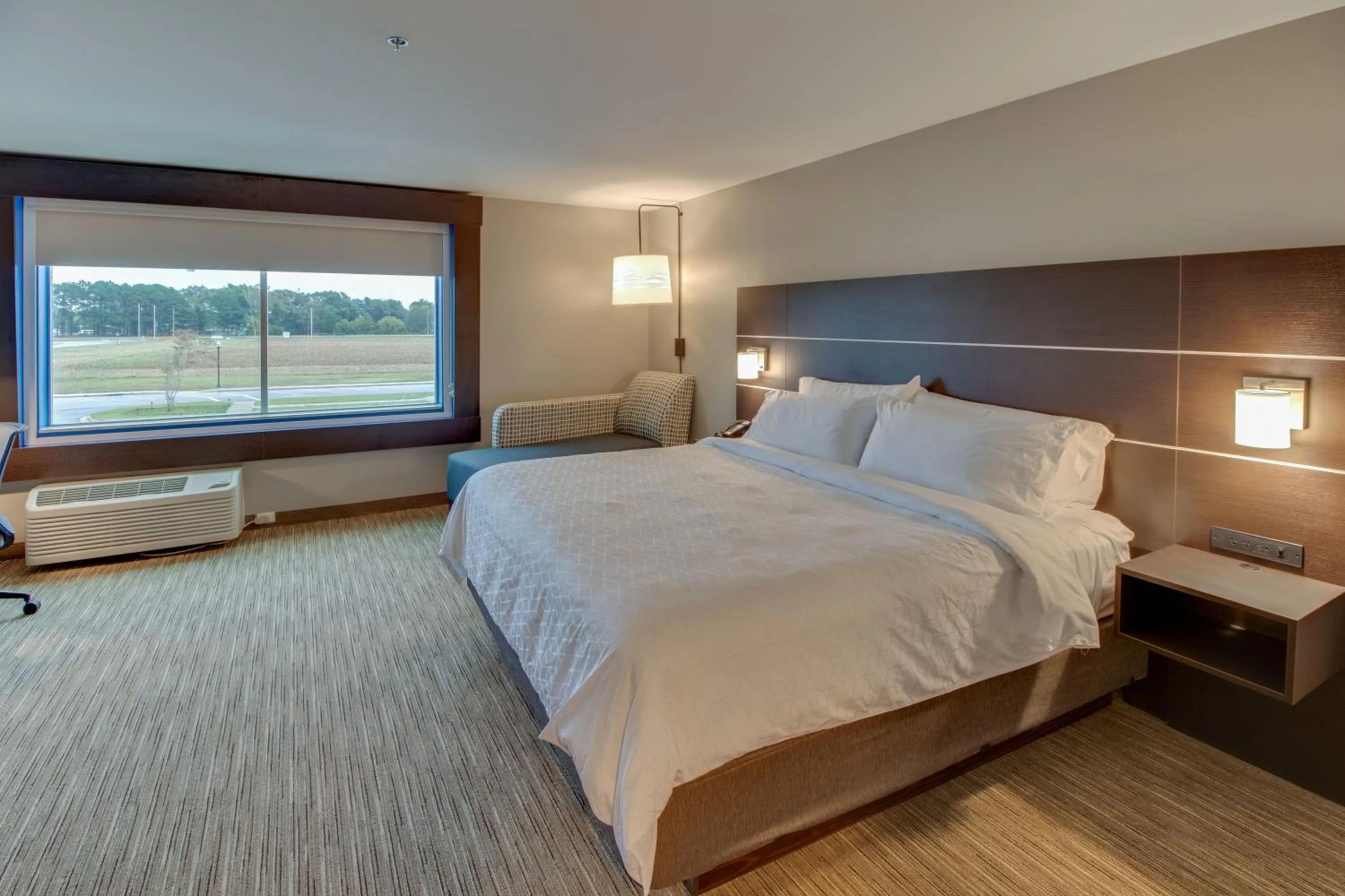 Bed in Holiday Inn Express & Suites - Union City by IHG